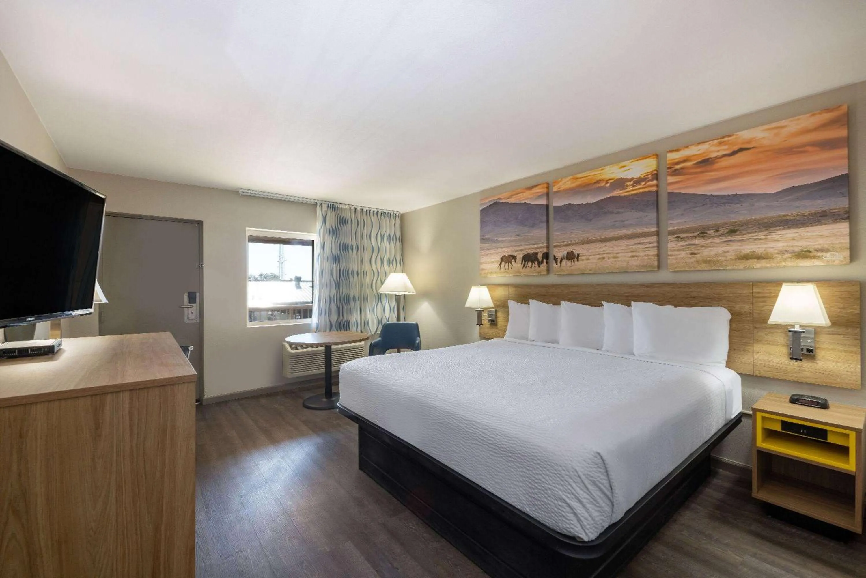 Photo of the whole room, Bed in Days Inn by Wyndham Roswell