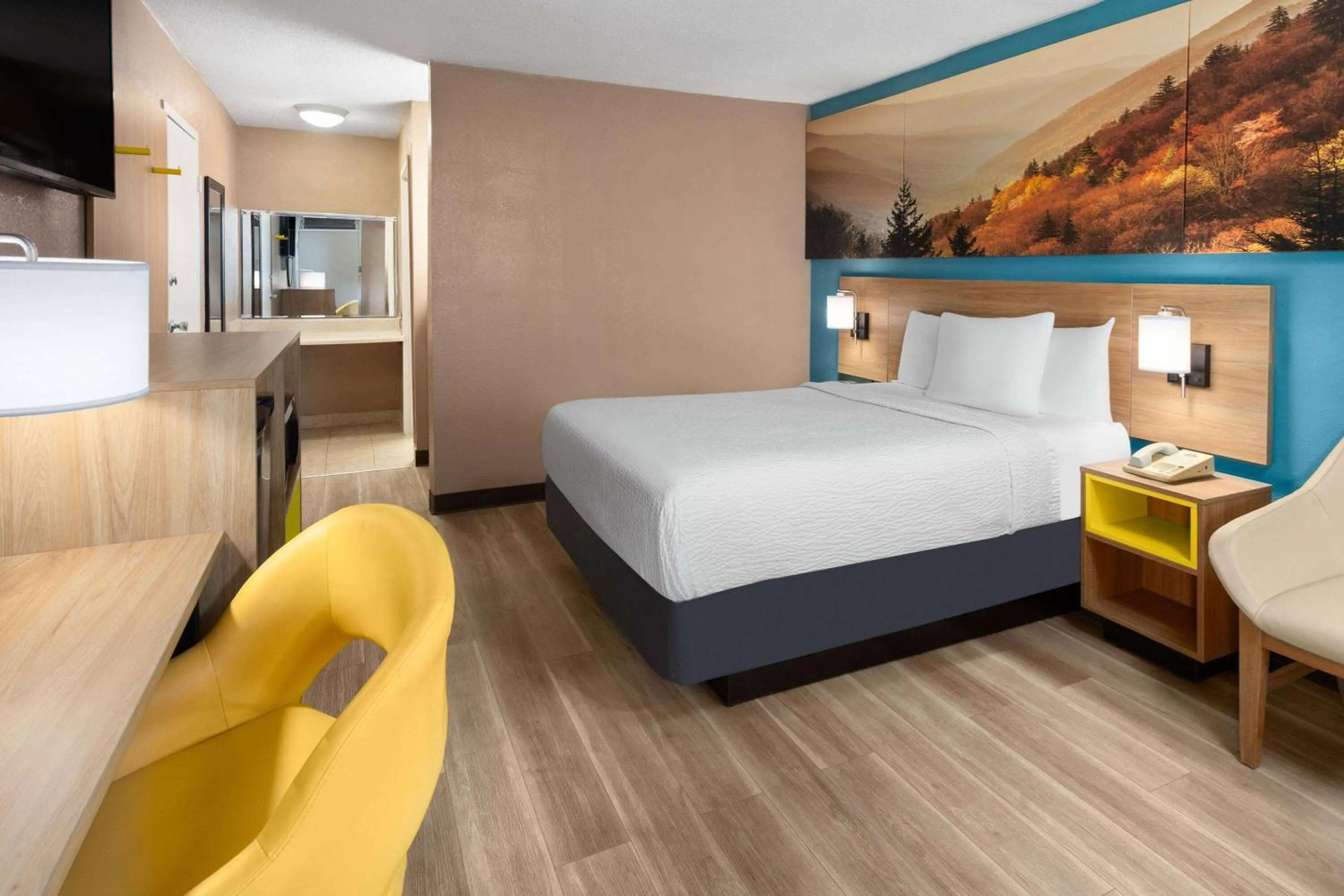 Photo of the whole room, Bed in Days Inn by Wyndham Shelby