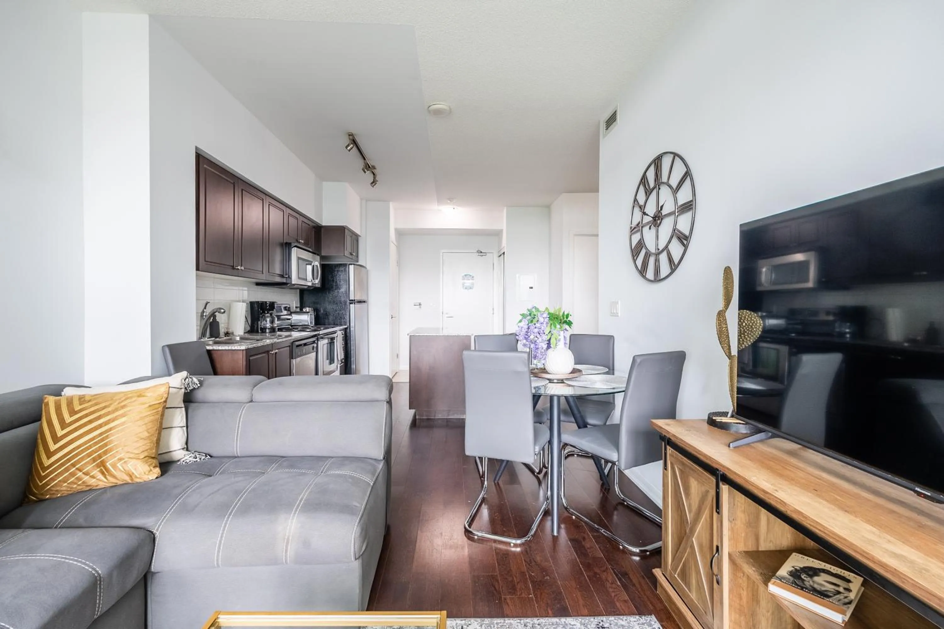 TV and multimedia in GLOBALSTAY Magnificent Condos in DT