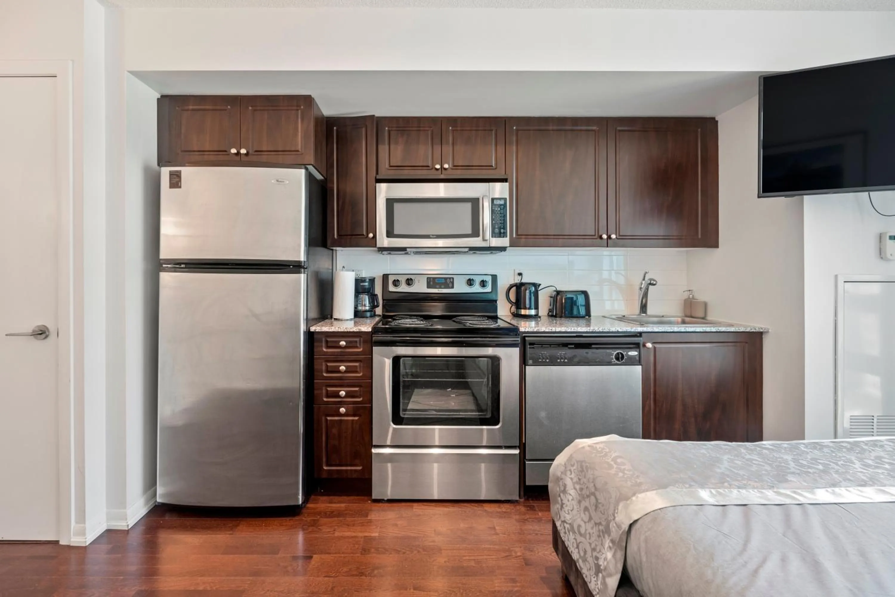 Kitchen or kitchenette, Bed in GLOBALSTAY Magnificent Condos in DT