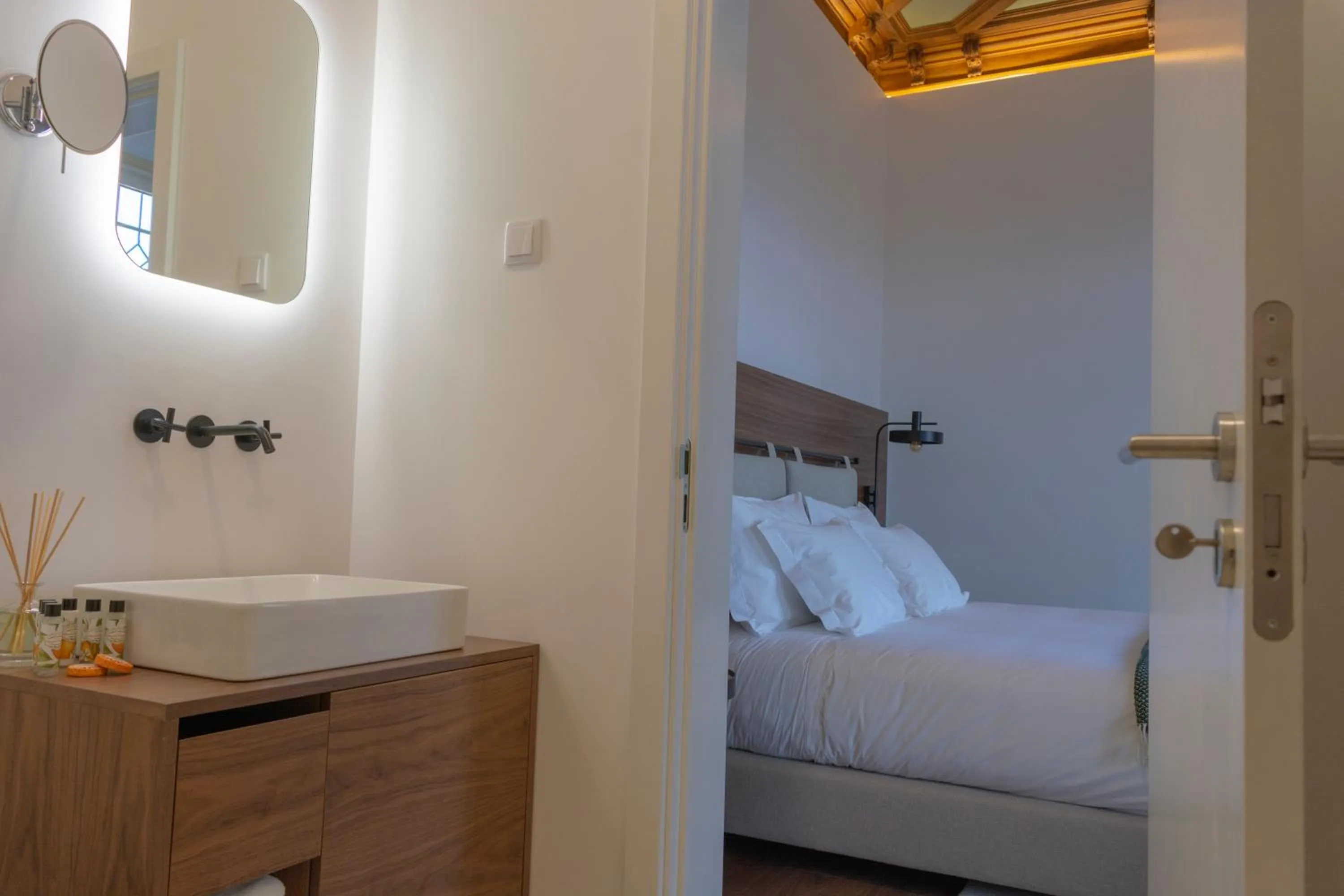 Bathroom, Bed in O Paço - Vintage Suites