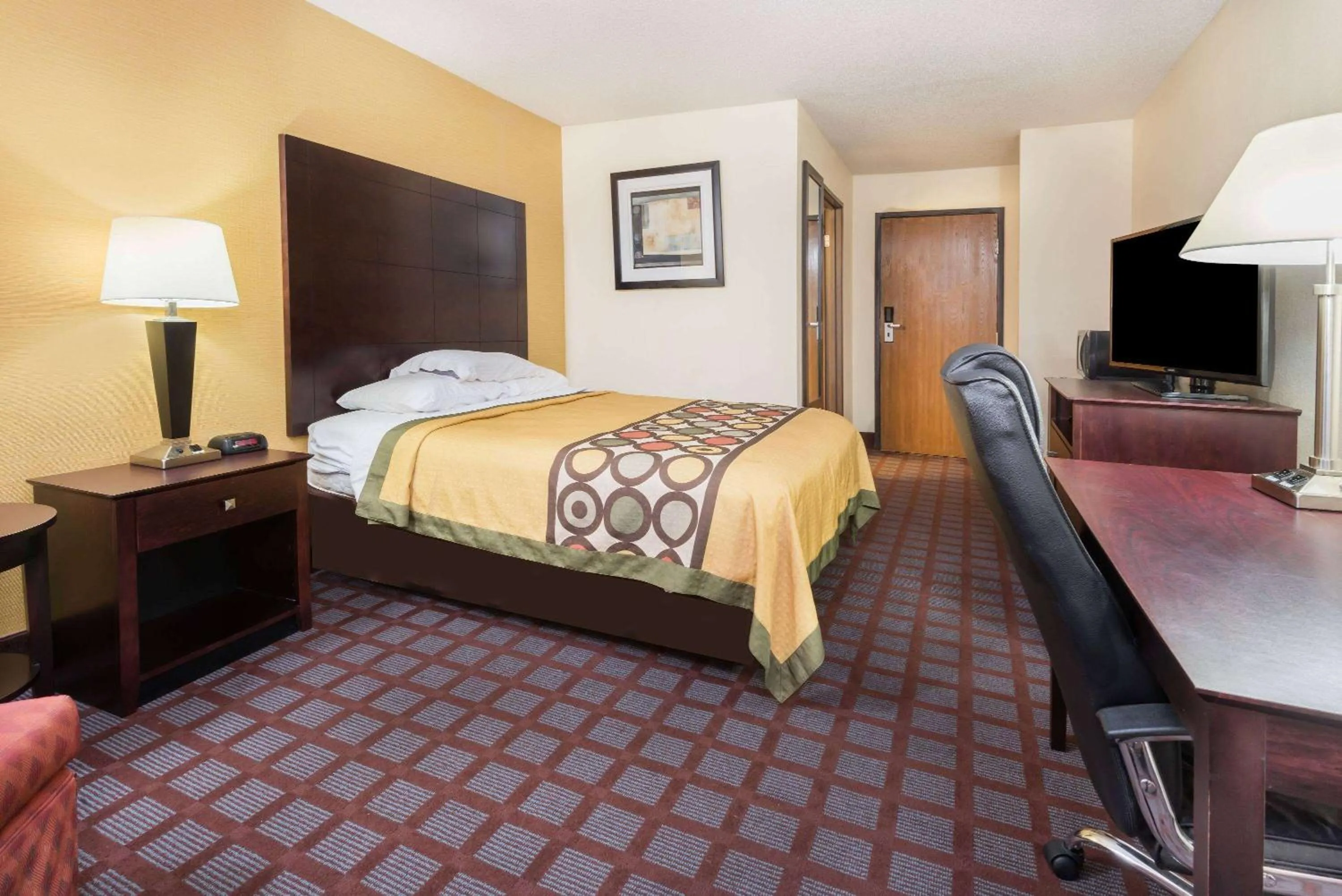 Photo of the whole room, Bed in Super 8 by Wyndham Bloomington University Area