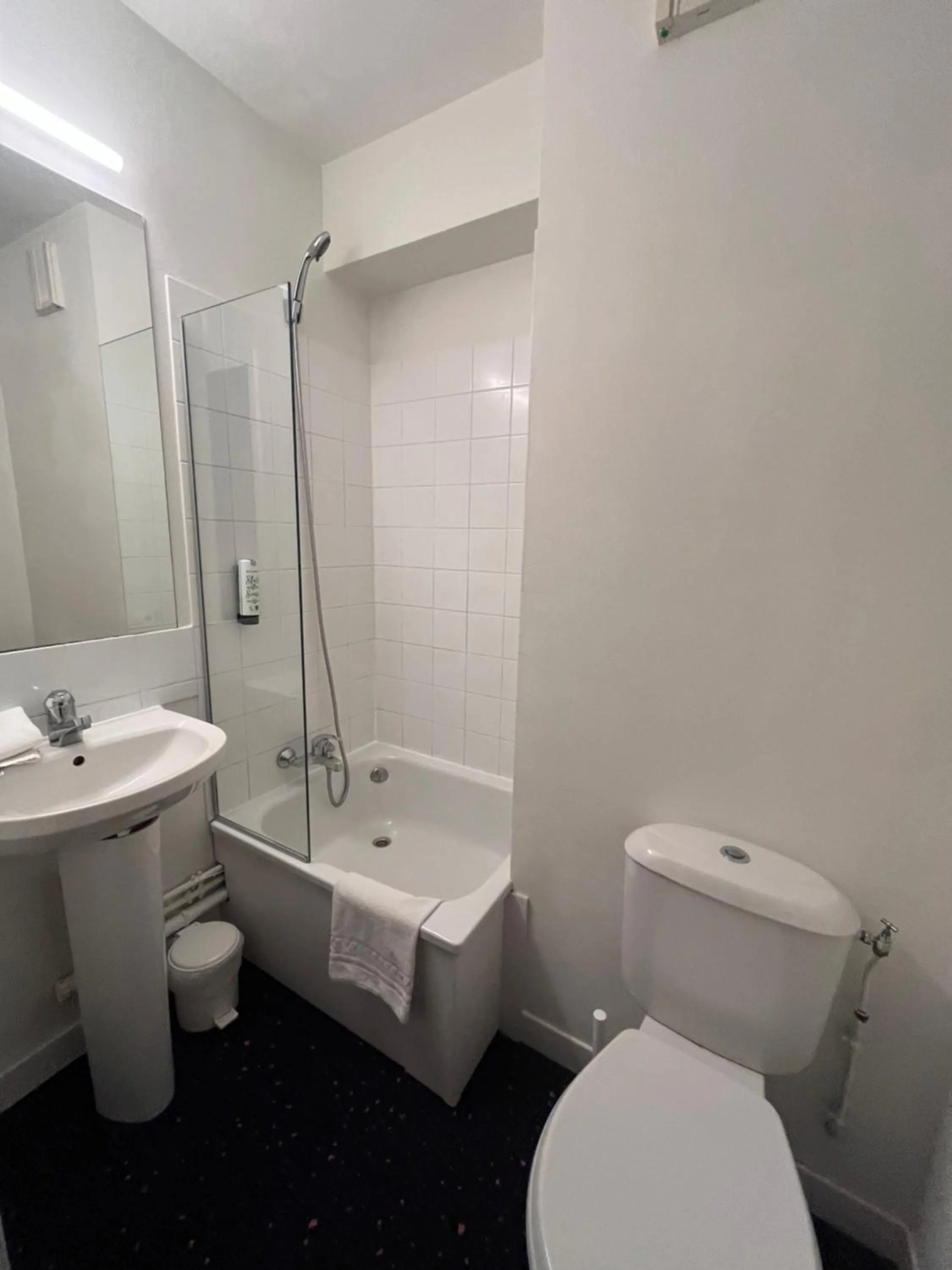 Bathroom in Hôtel et Résidence Les Lauréades Clermont-Ferrand Centre Jaude