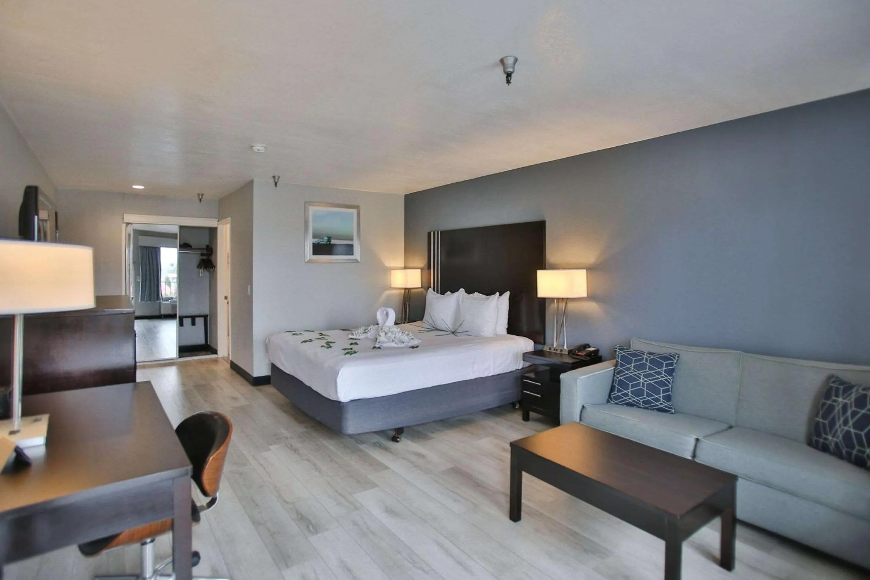 Bedroom, Bed in Best Western Surf City