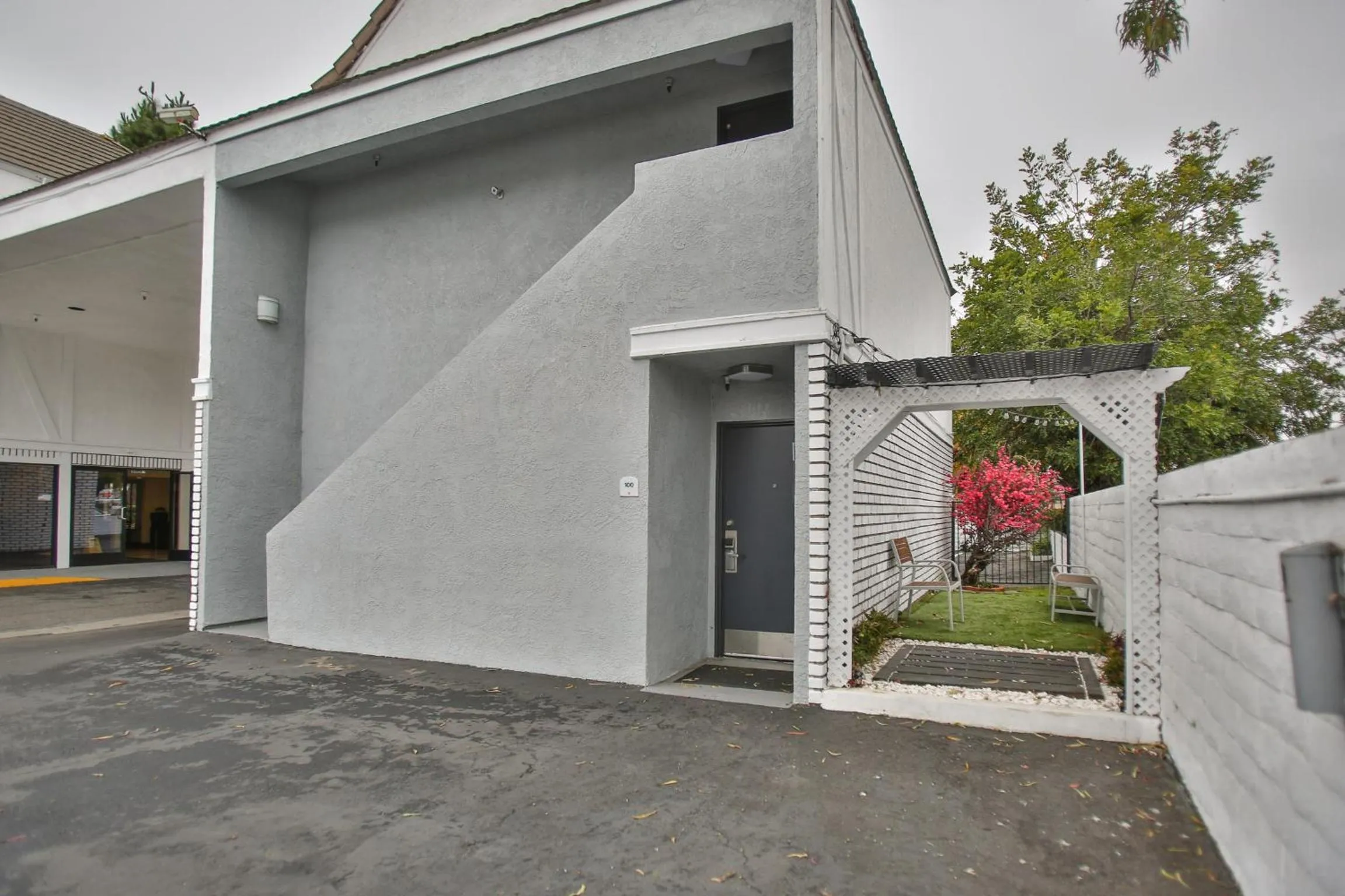 Property building in Best Western Surf City