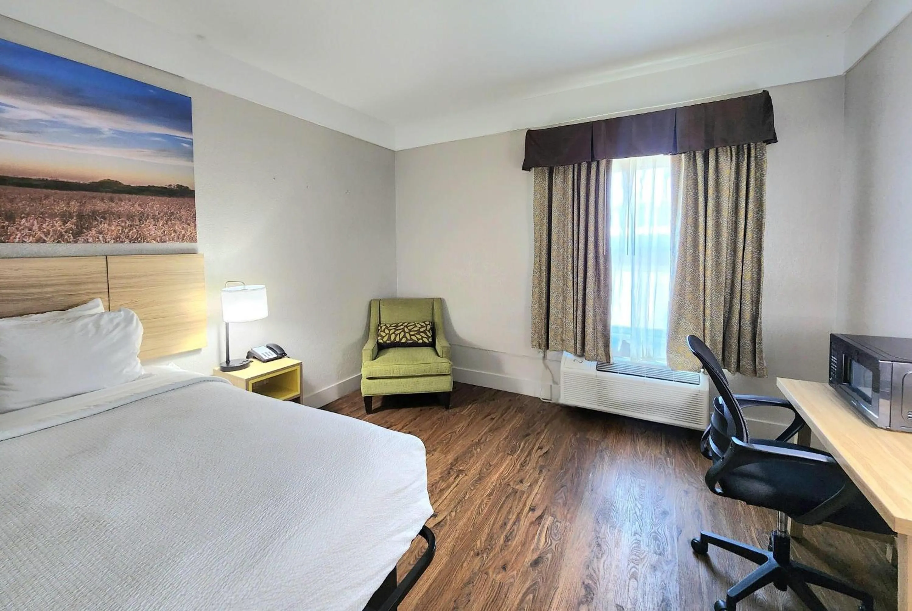 Photo of the whole room, Bed in Days Inn by Wyndham Denham Springs-Baton Rouge East