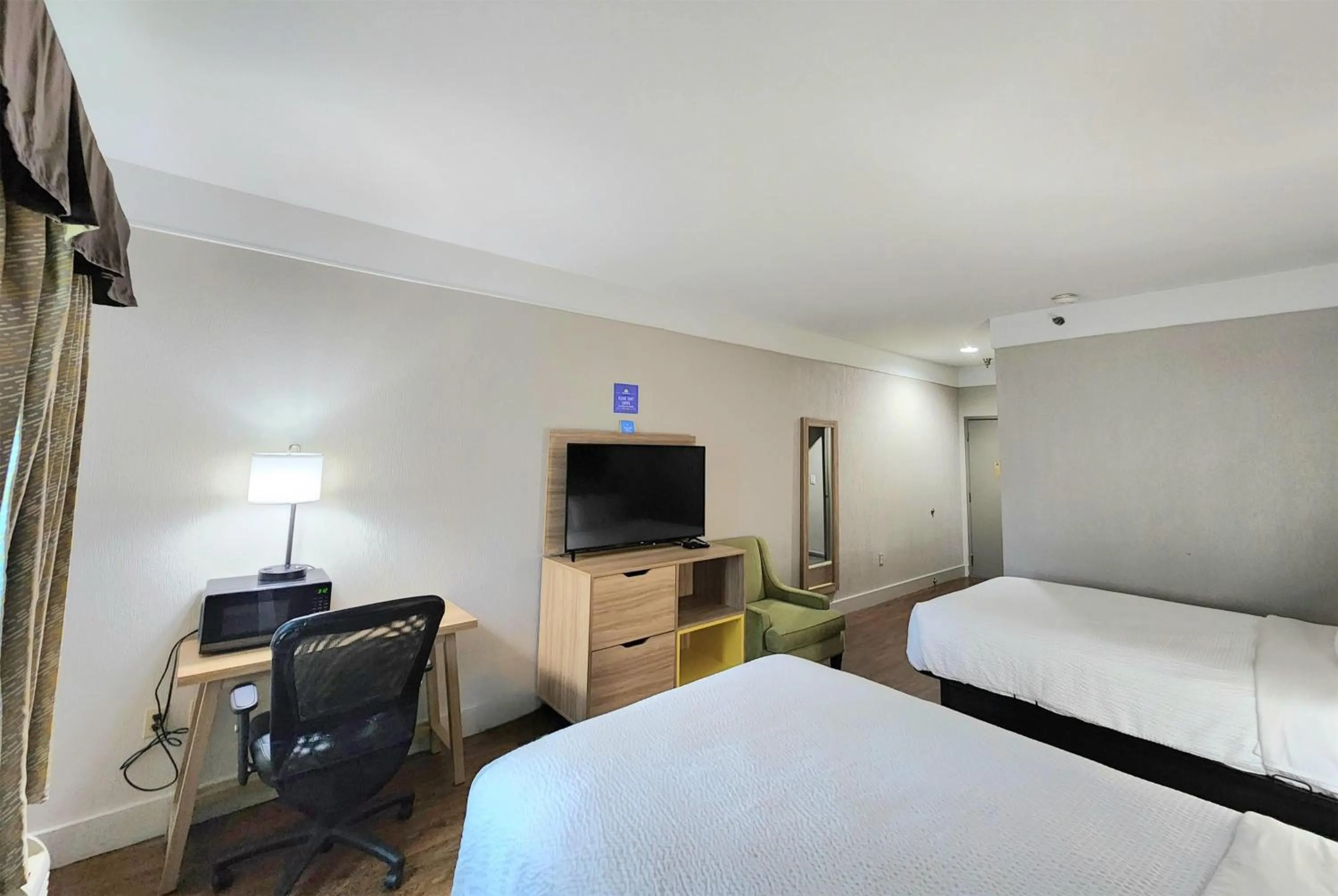 Photo of the whole room, Bed in Days Inn by Wyndham Denham Springs-Baton Rouge East