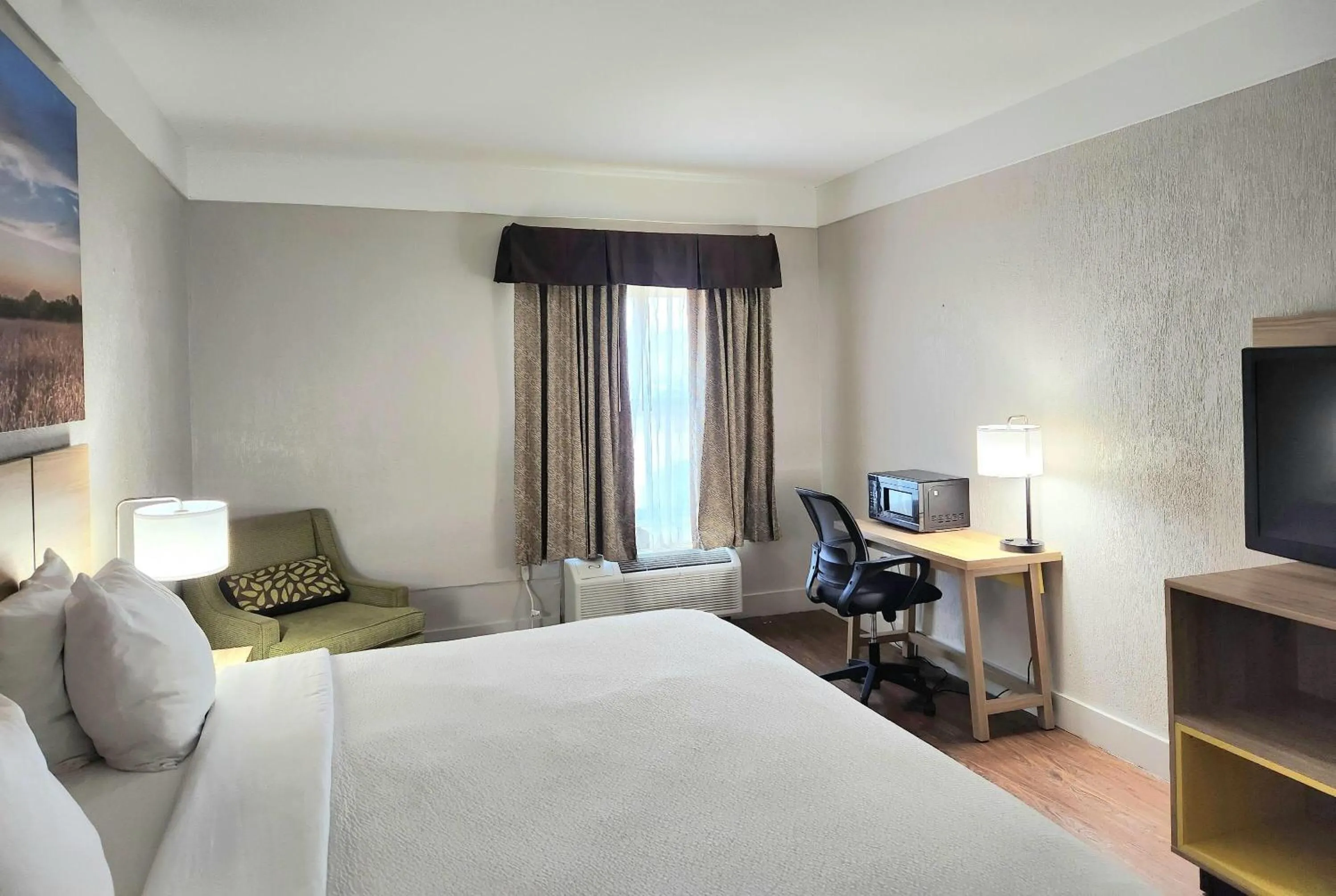 Photo of the whole room, Bed in Days Inn by Wyndham Denham Springs-Baton Rouge East