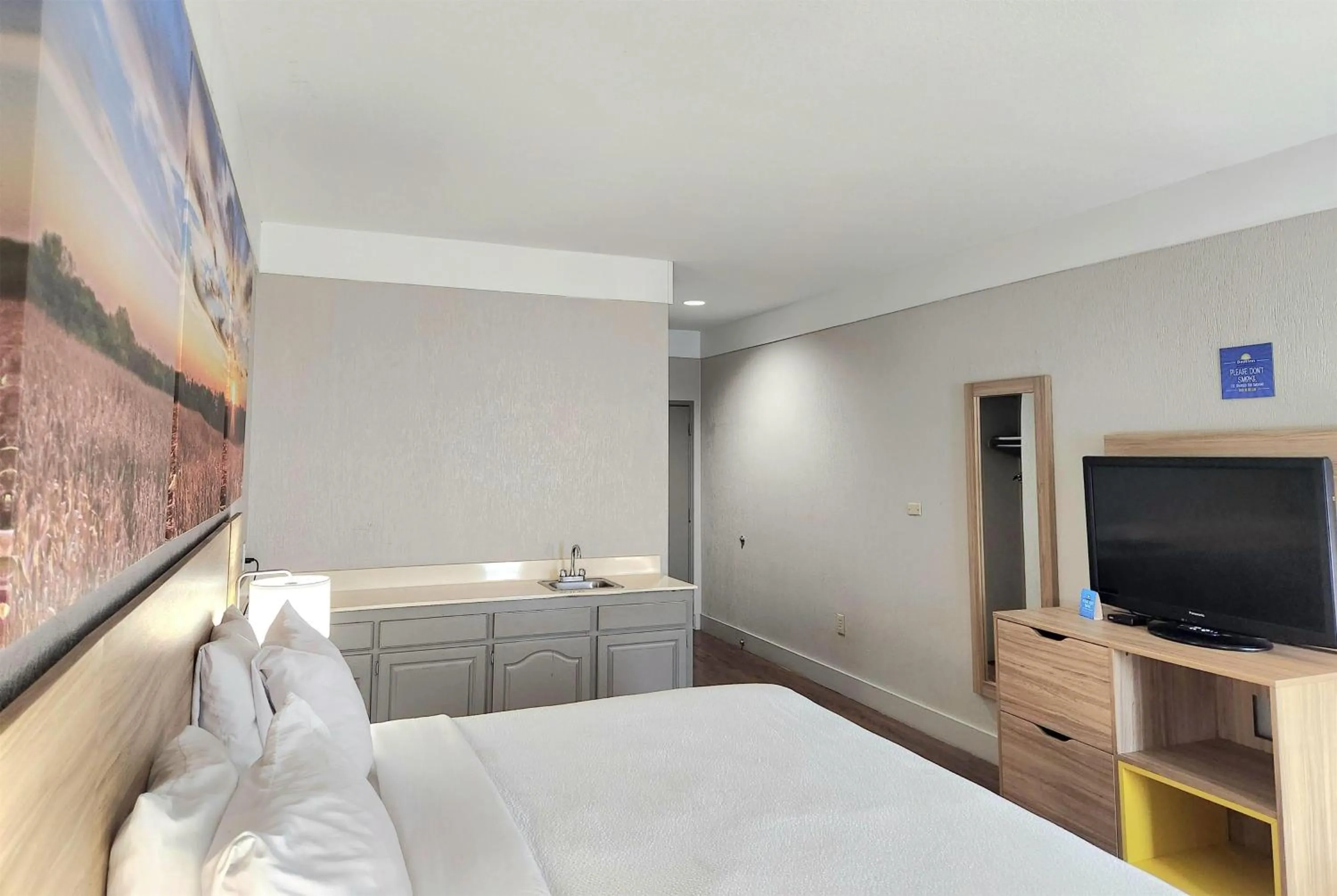 Photo of the whole room, Bed in Days Inn by Wyndham Denham Springs-Baton Rouge East