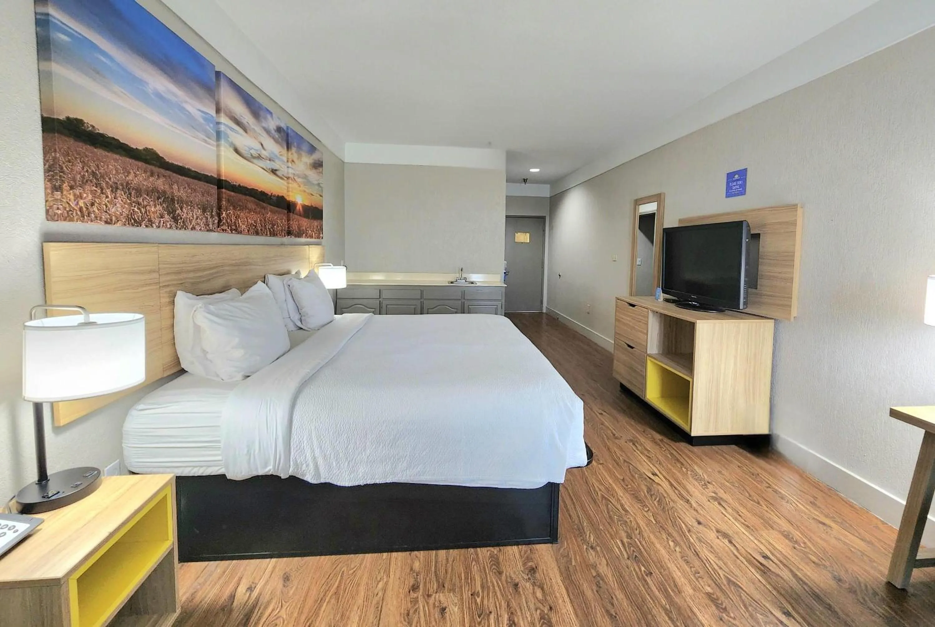 Photo of the whole room, Bed in Days Inn by Wyndham Denham Springs-Baton Rouge East