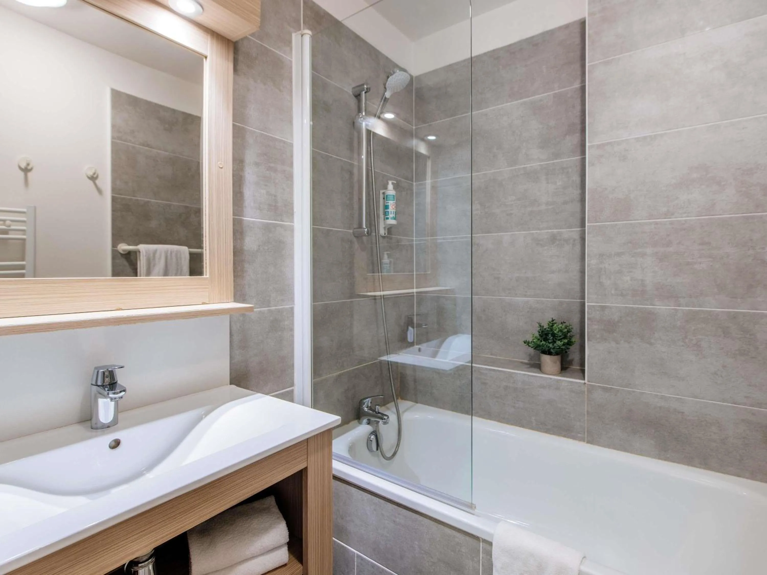 Bedroom in Aparthotel Adagio Access Marseille Prado Périer