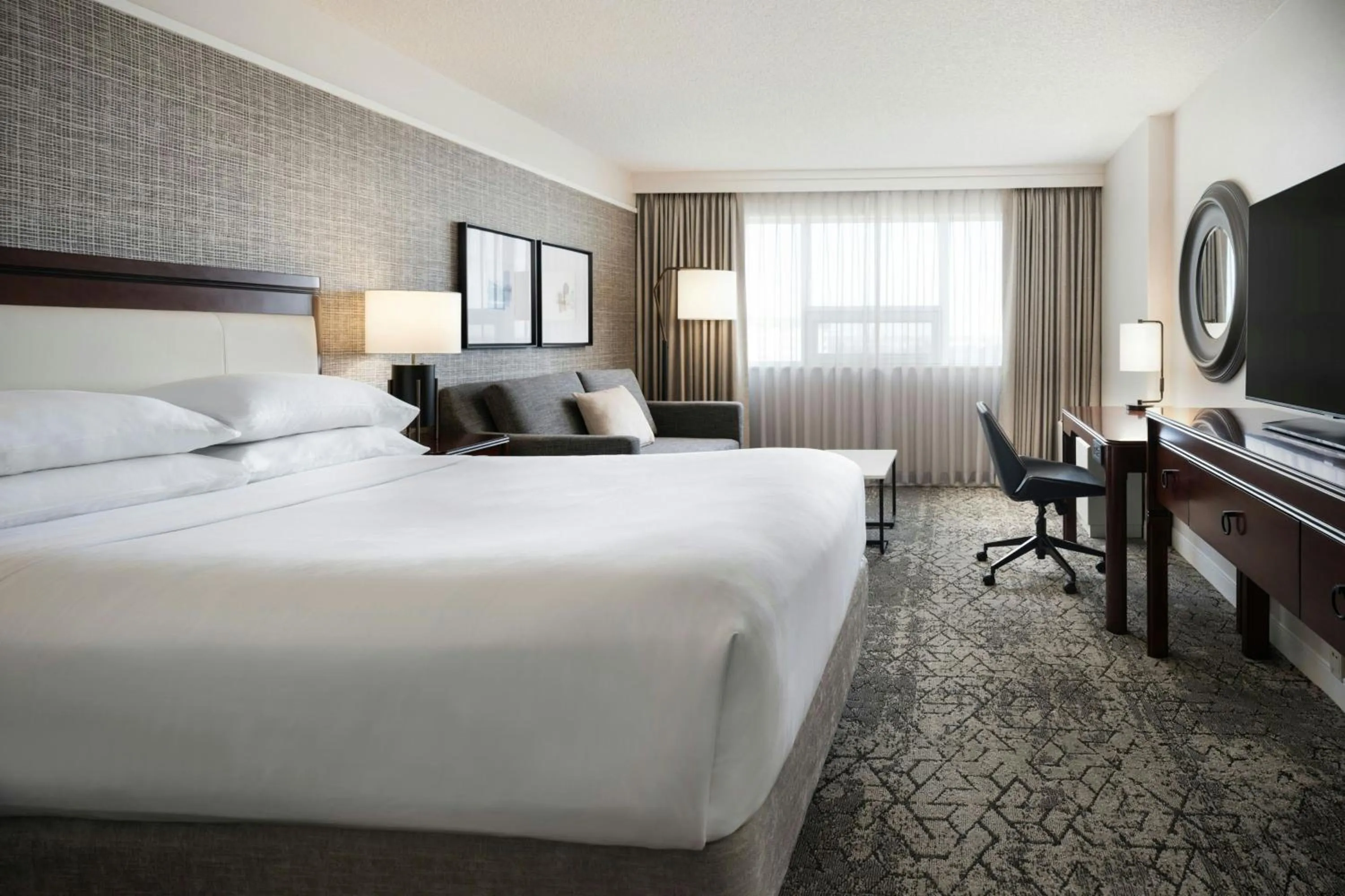 Photo of the whole room, Bed in Sheraton Cavalier Calgary Hotel