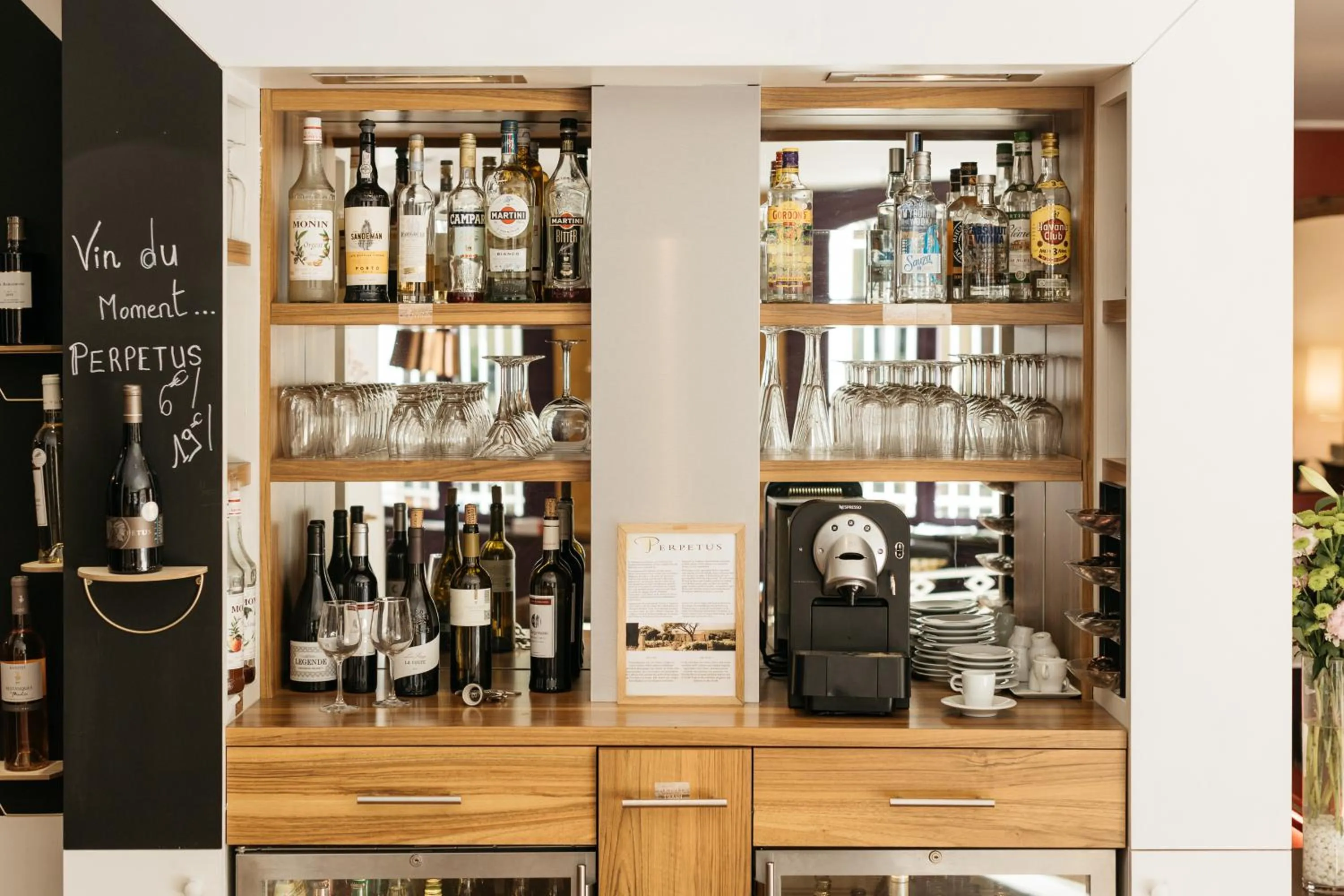 Communal lounge/ TV room in Hôtel Boutique Cézanne centre Aix-en-Provence