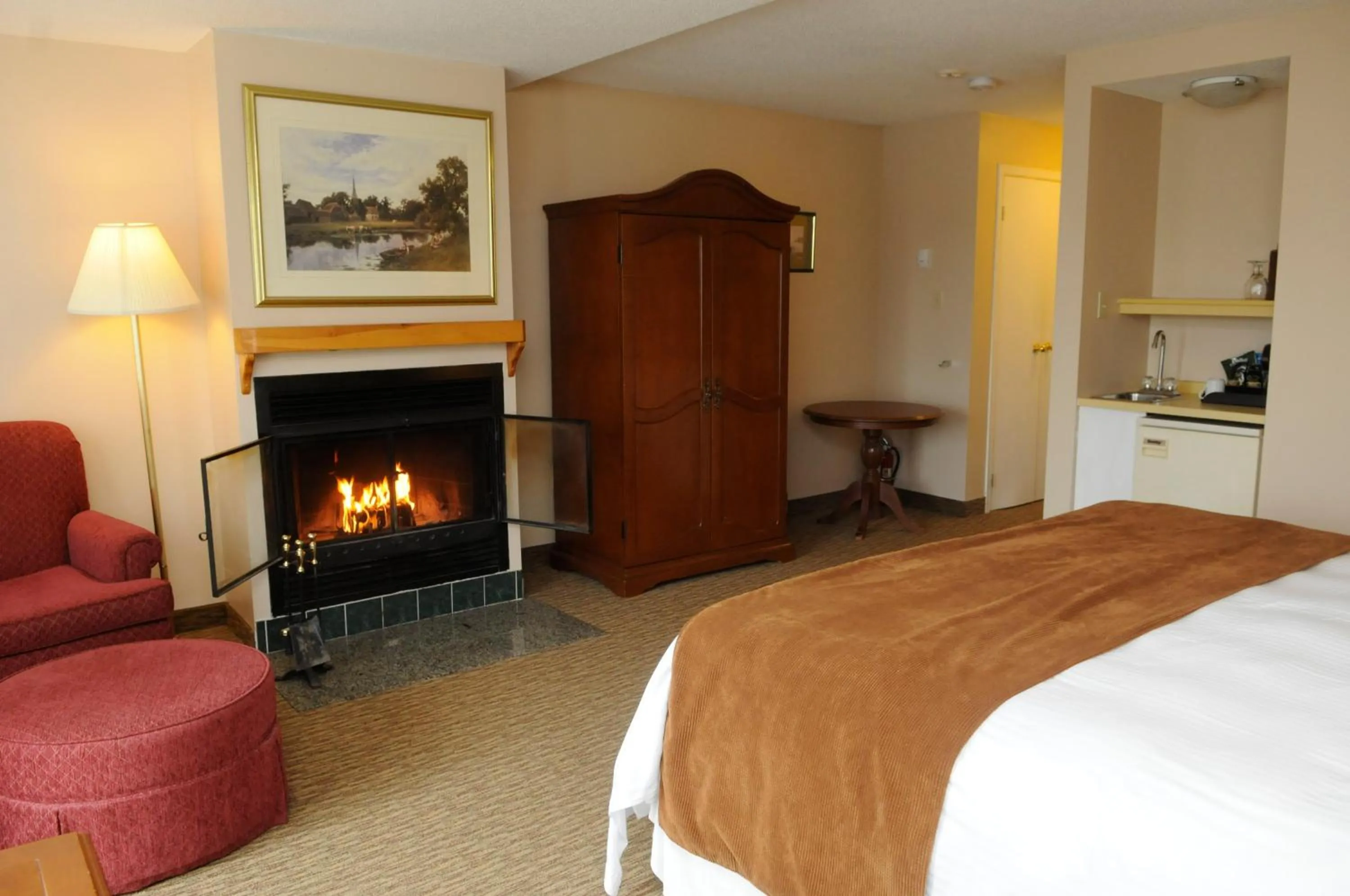 Photo of the whole room, Bed in Sherwood Inn