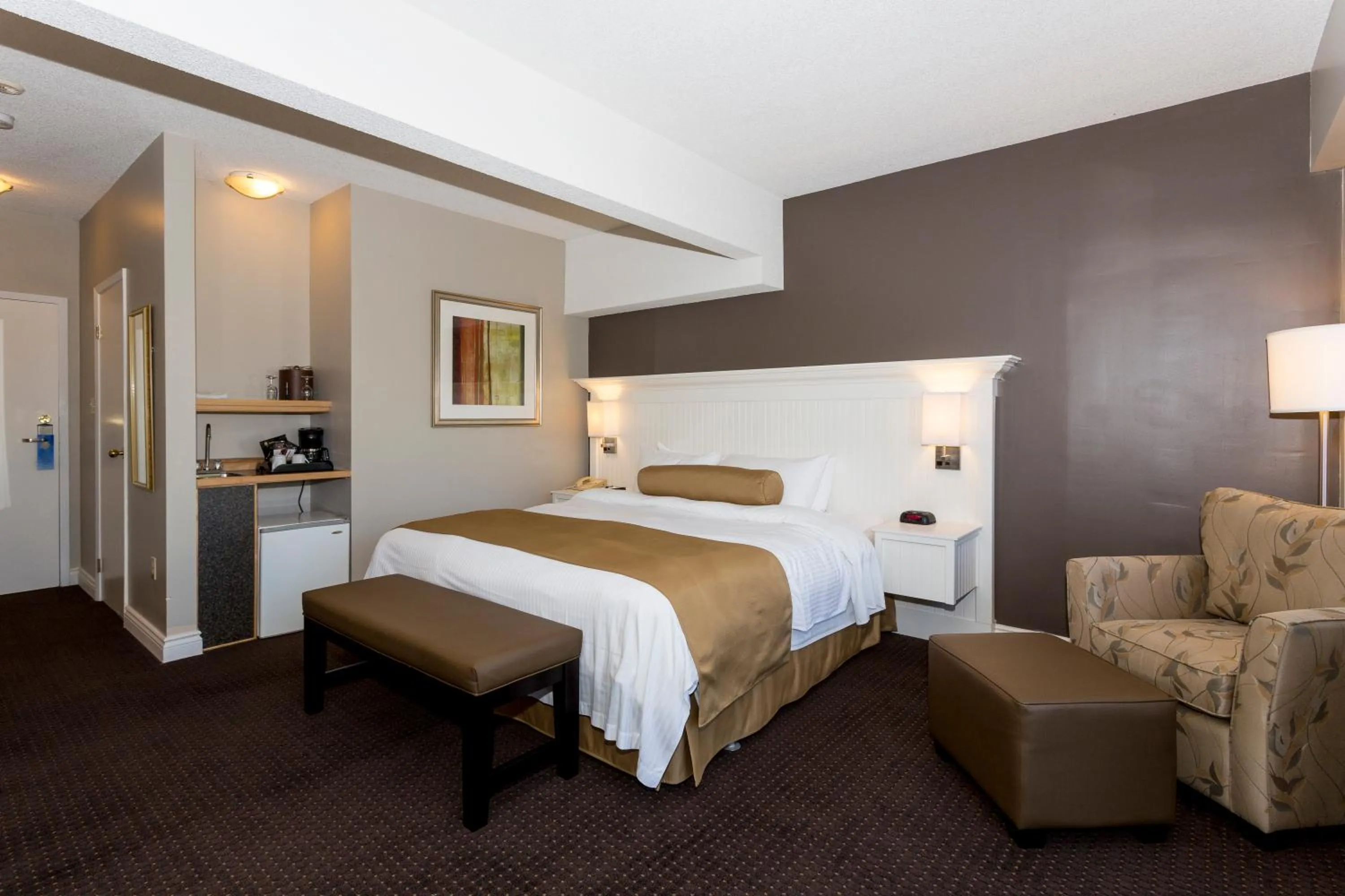 Photo of the whole room, Bed in Sherwood Inn