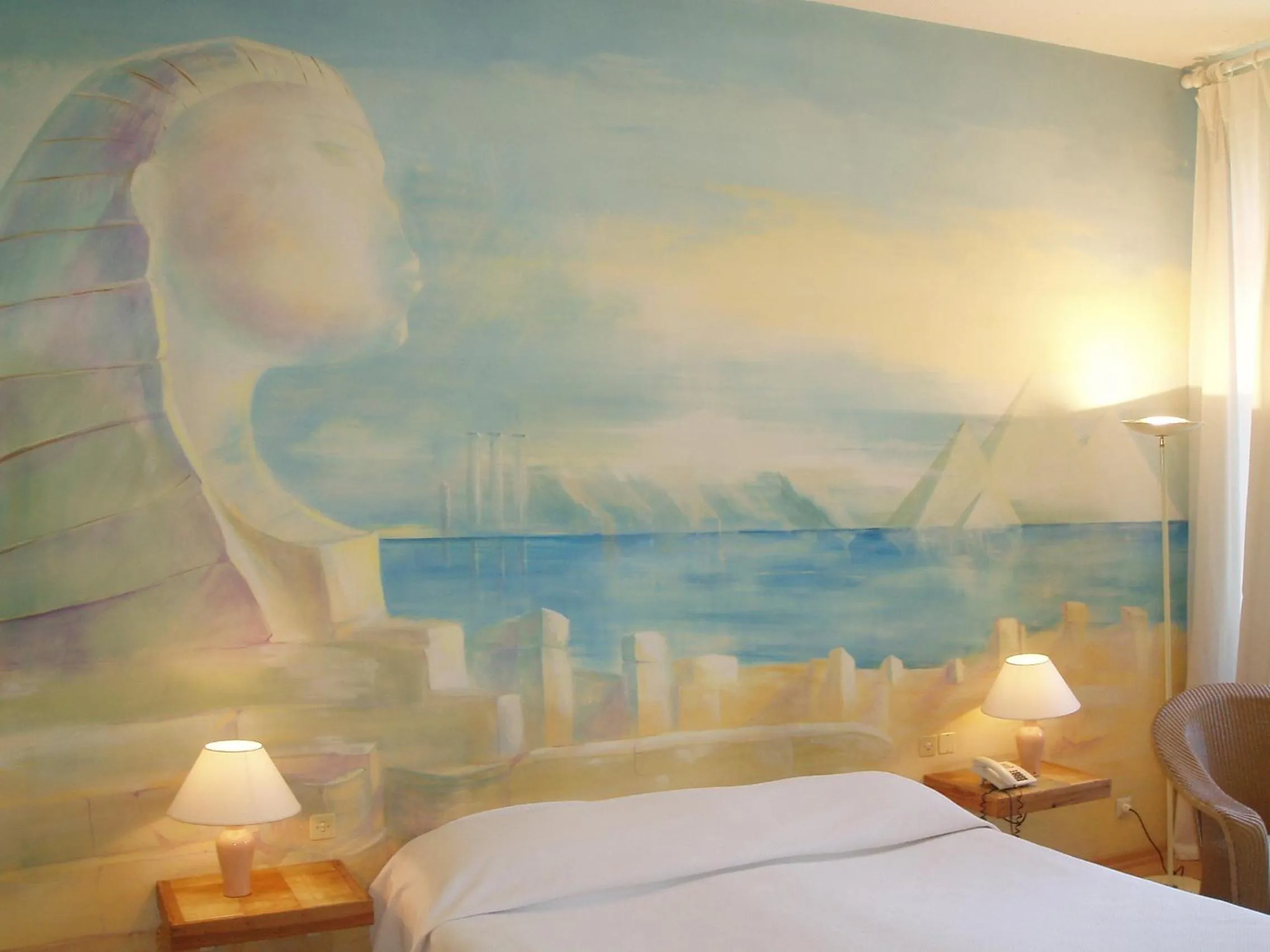 Bathroom, Bed in Le Windsor, Jungle Art Hotel