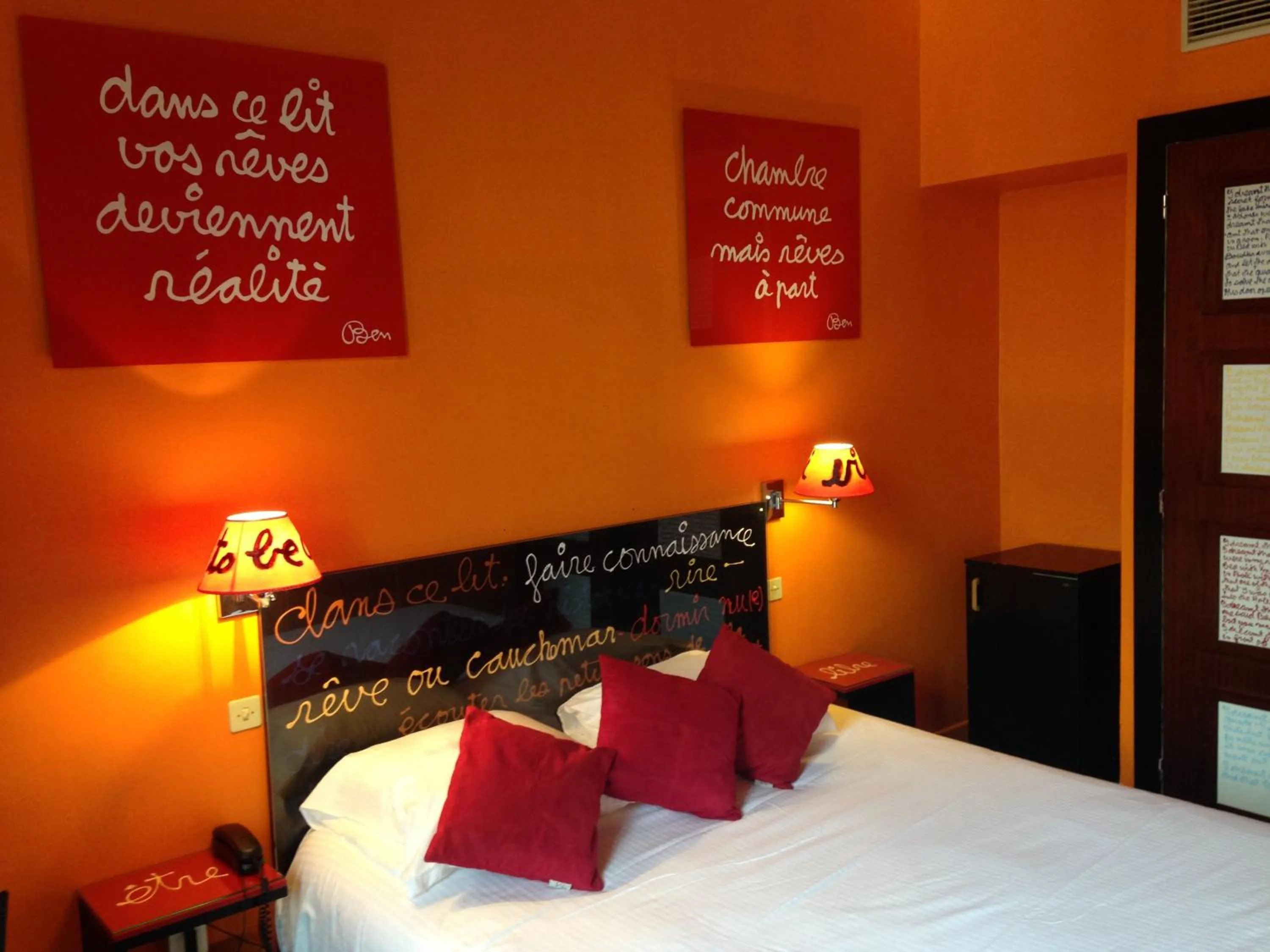 Bedroom, Bed in Le Windsor, Jungle Art Hotel