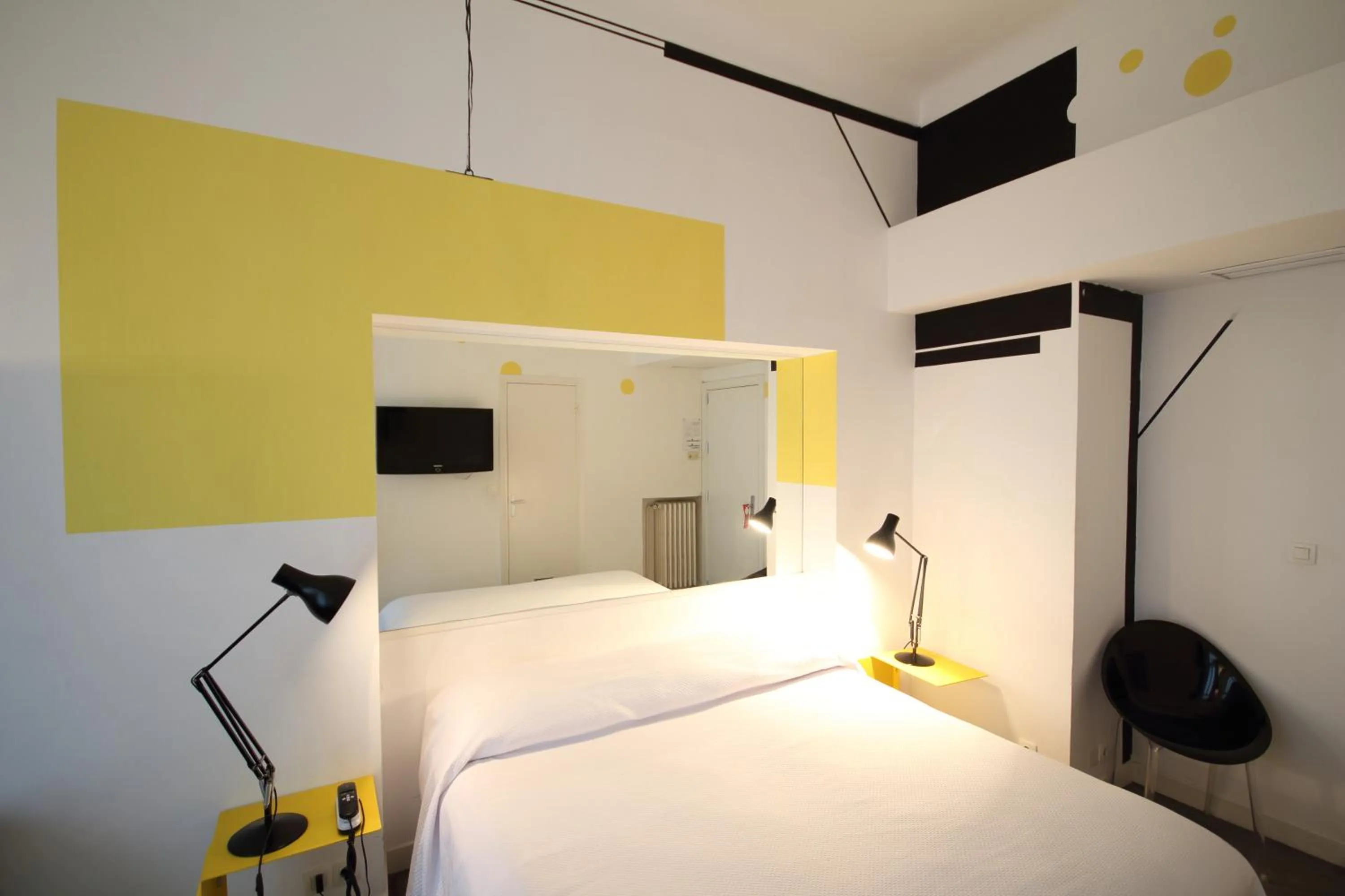 Photo of the whole room, Bed in Le Windsor, Jungle Art Hotel