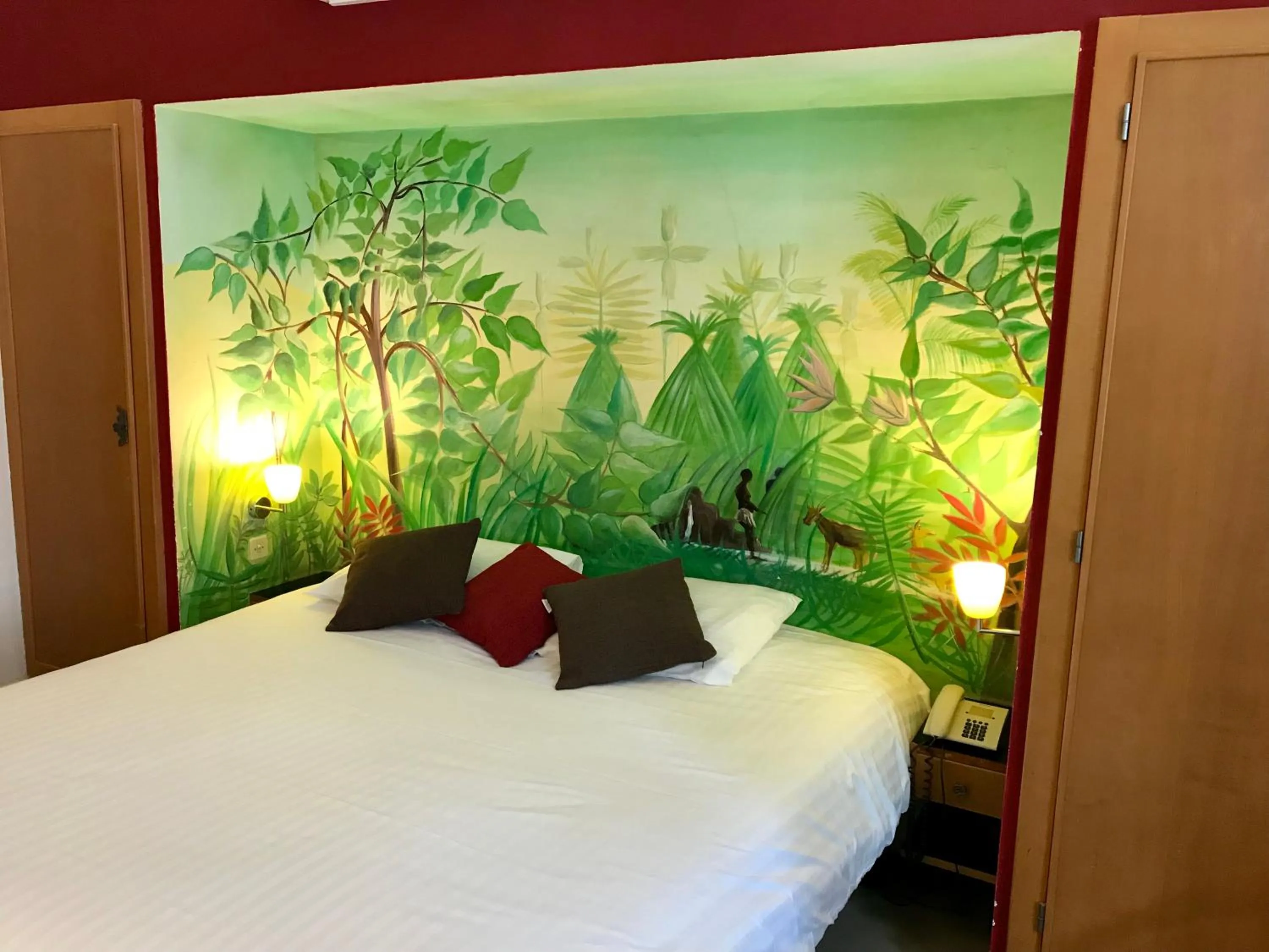 Bedroom, Bed in Le Windsor, Jungle Art Hotel