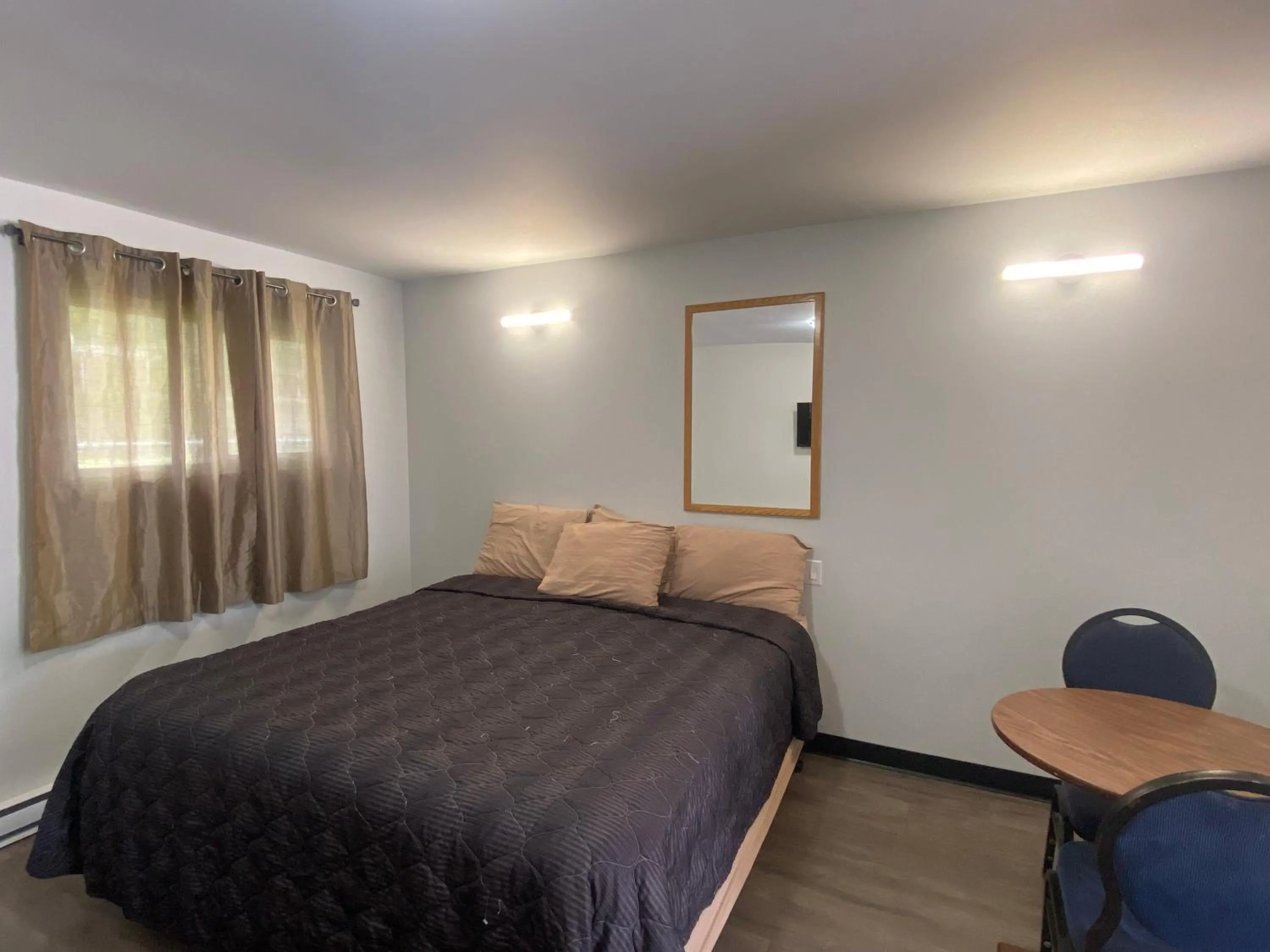 Bed in Mountain View Motel