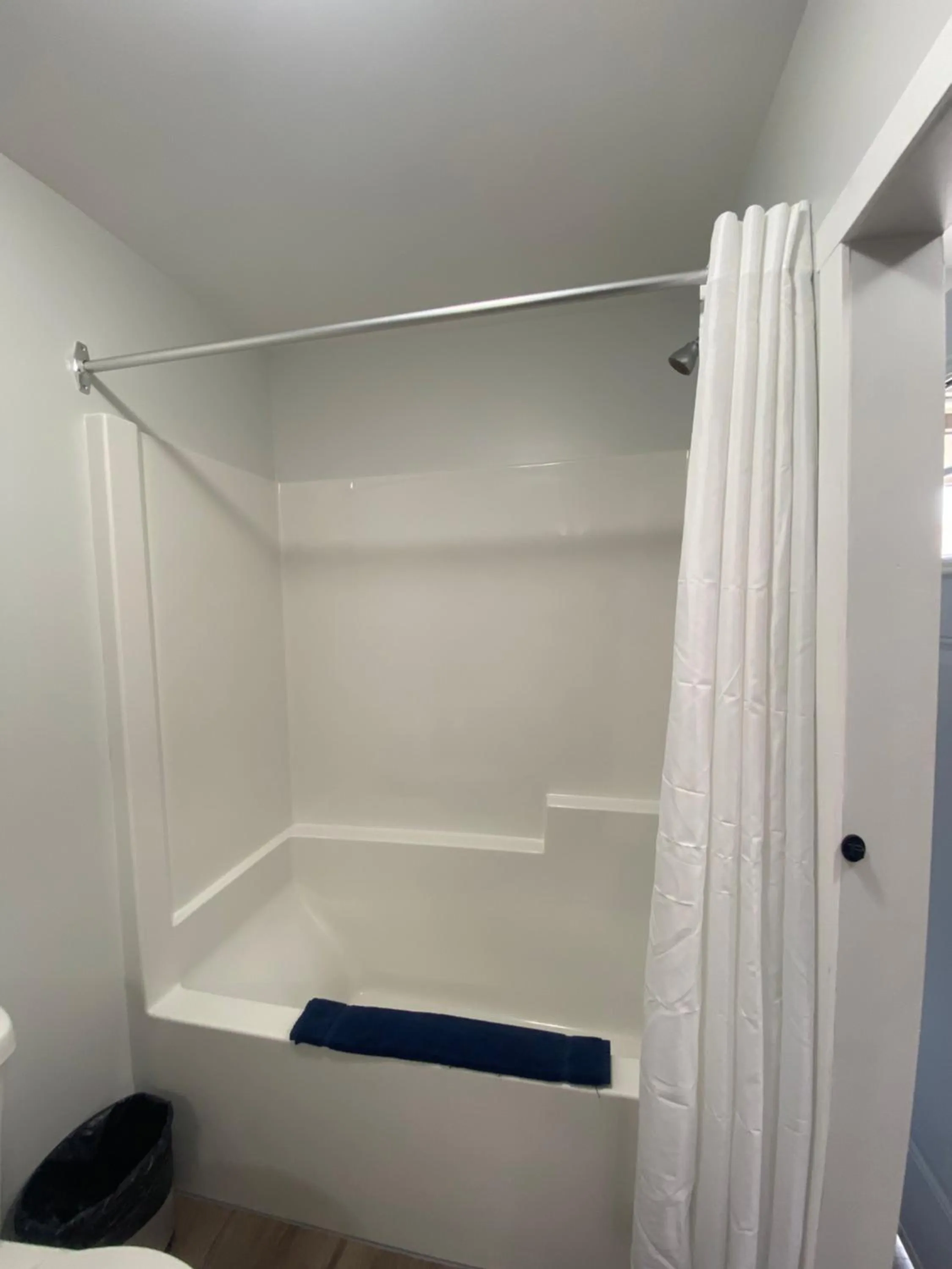 Bath in Mountain View Motel