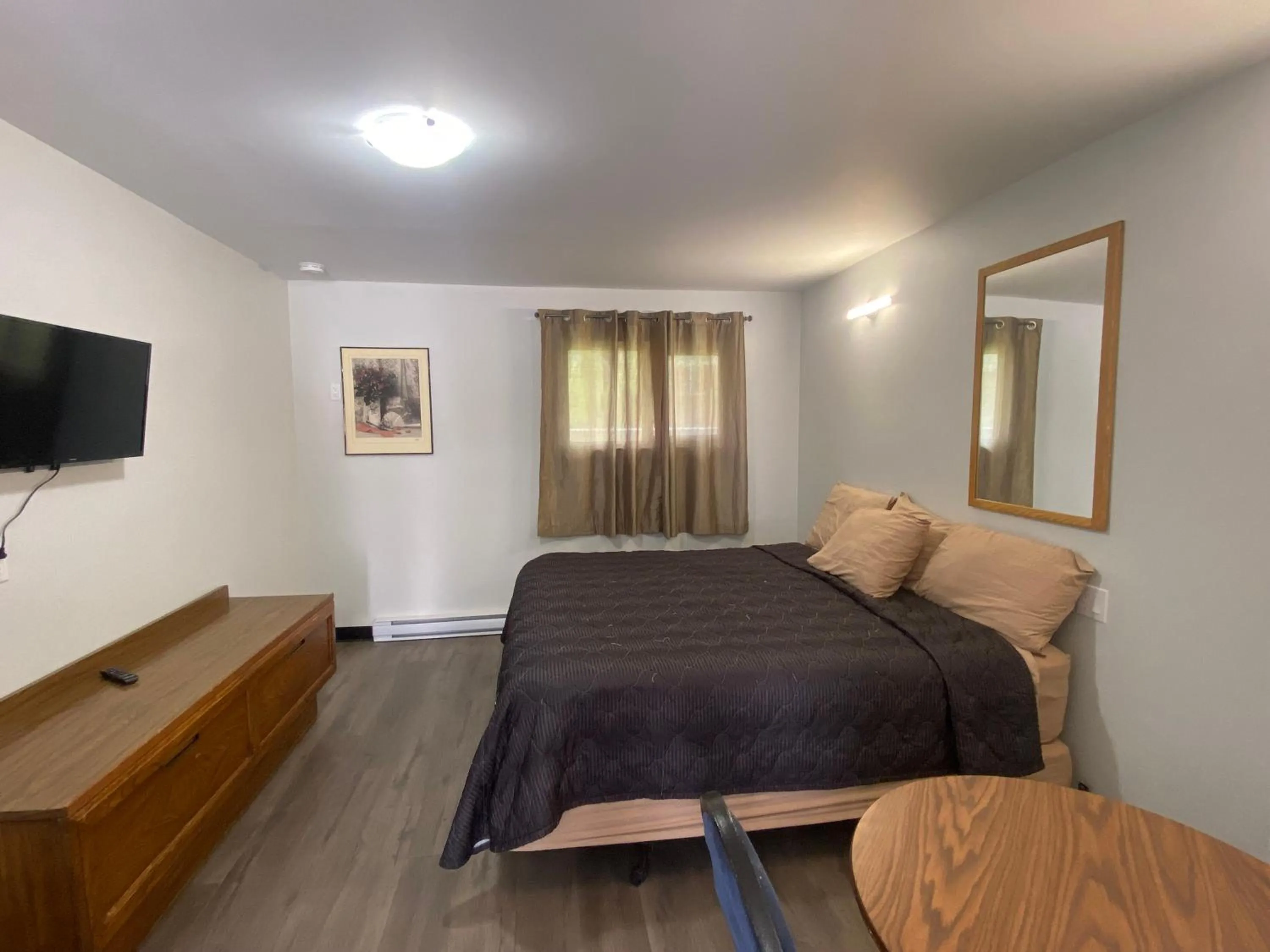 Bedroom in Mountain View Motel