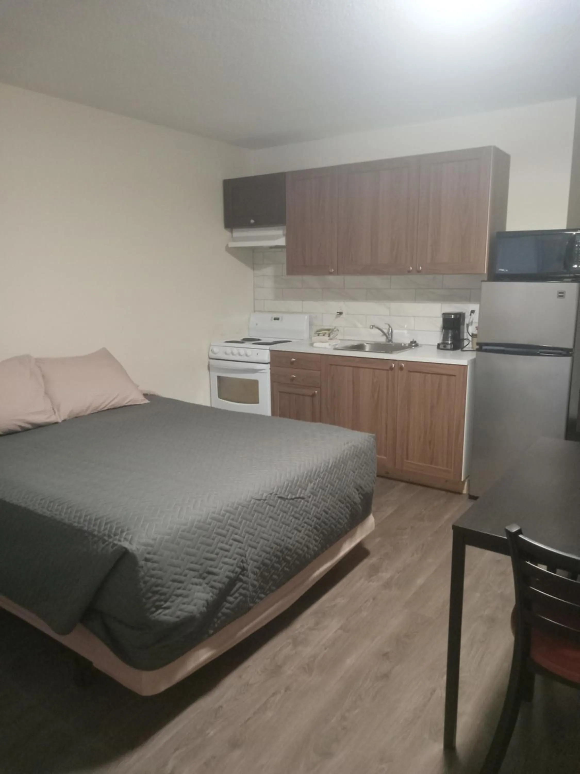 Bed in Mountain View Motel