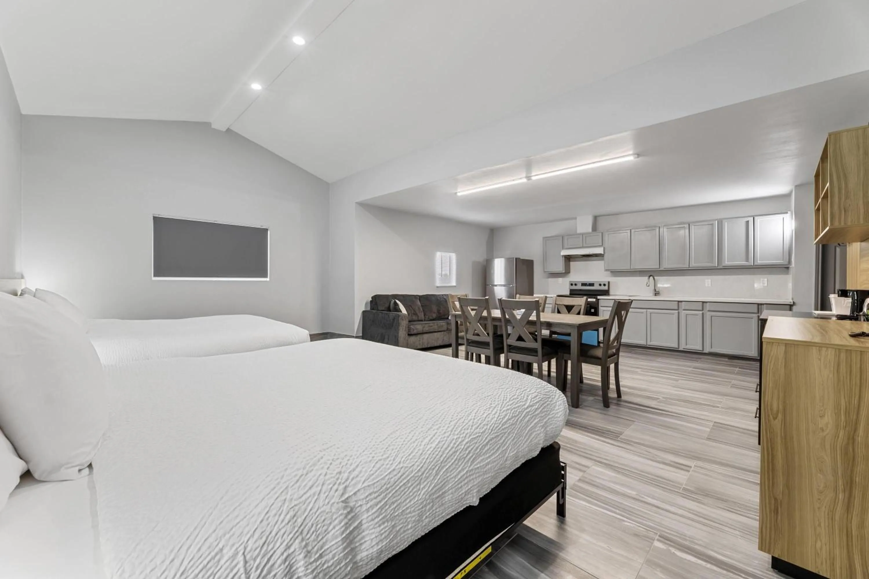 Photo of the whole room, Bed in Days Inn & Suites by Wyndham Texas City