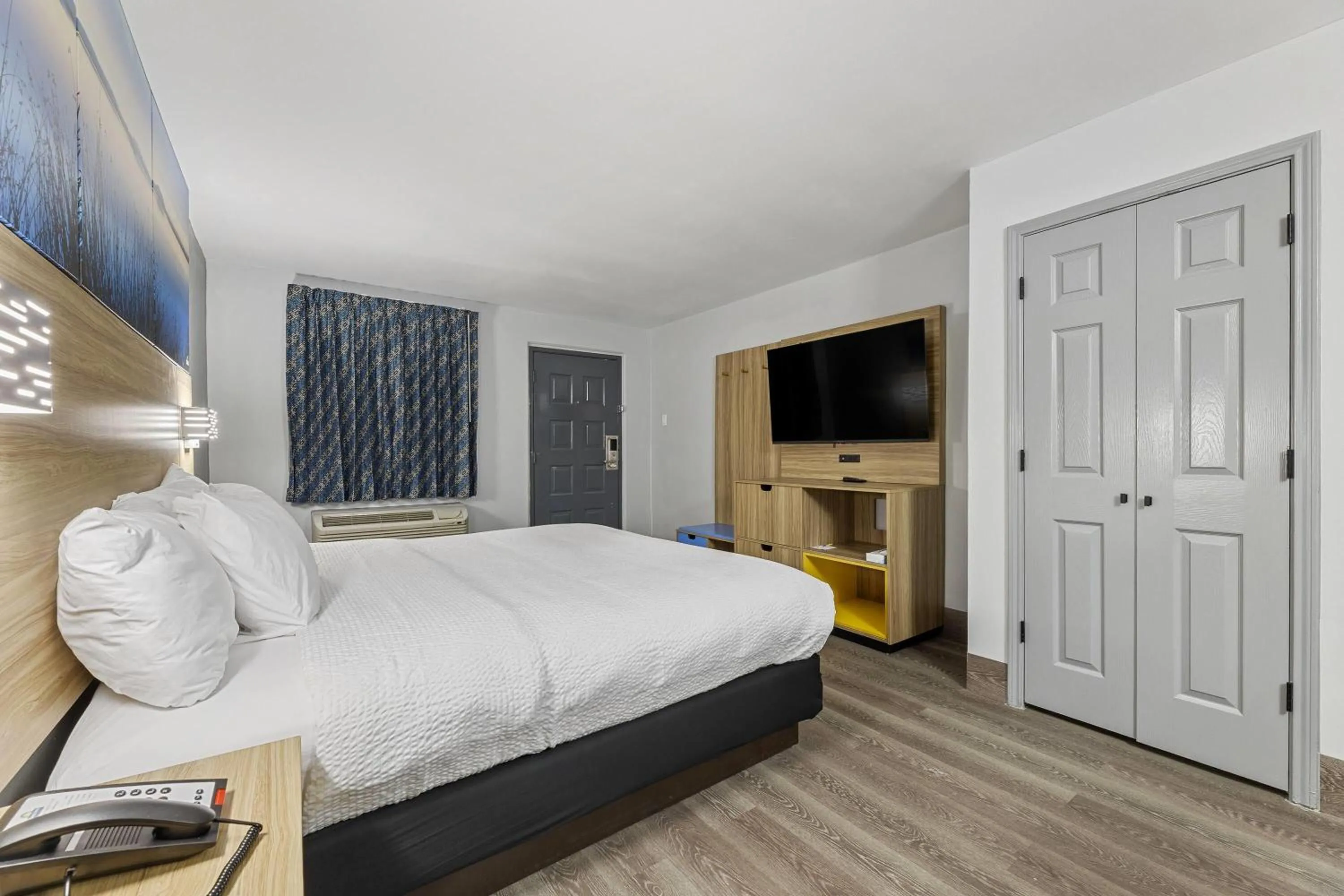 Photo of the whole room, Bed in Days Inn & Suites by Wyndham Texas City