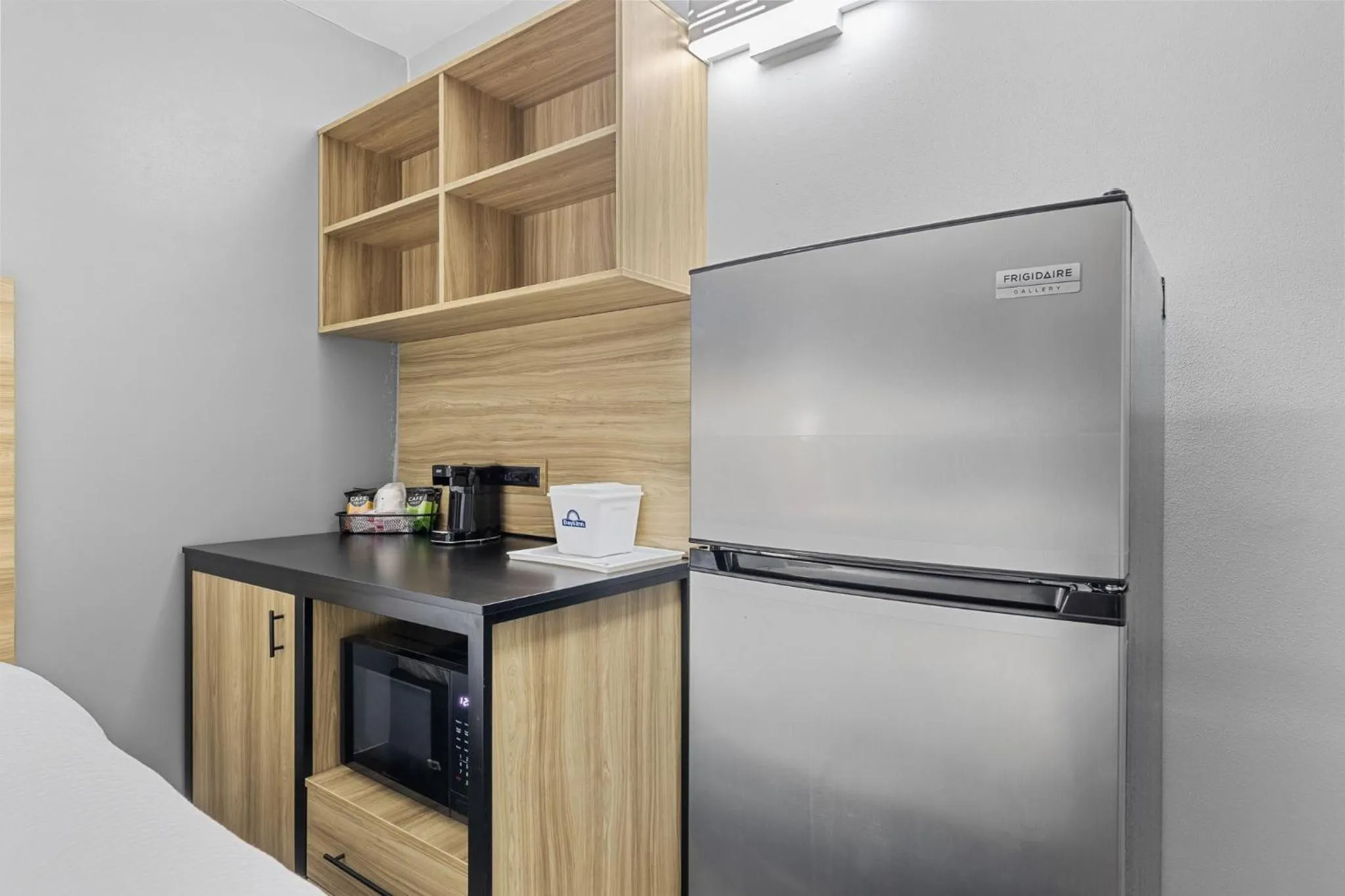 Days Inn & Suites by Wyndham Texas City