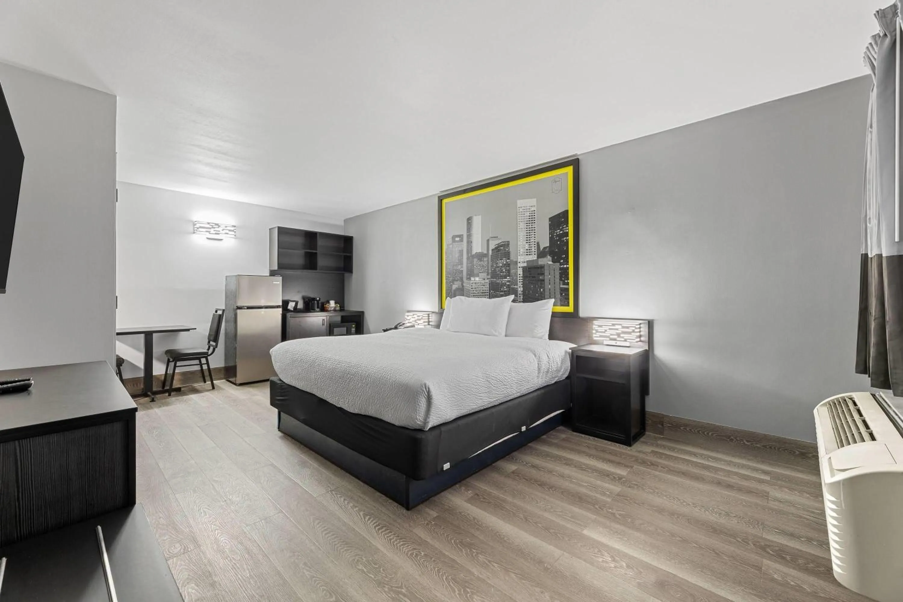 Photo of the whole room, Bed in Days Inn & Suites by Wyndham Texas City