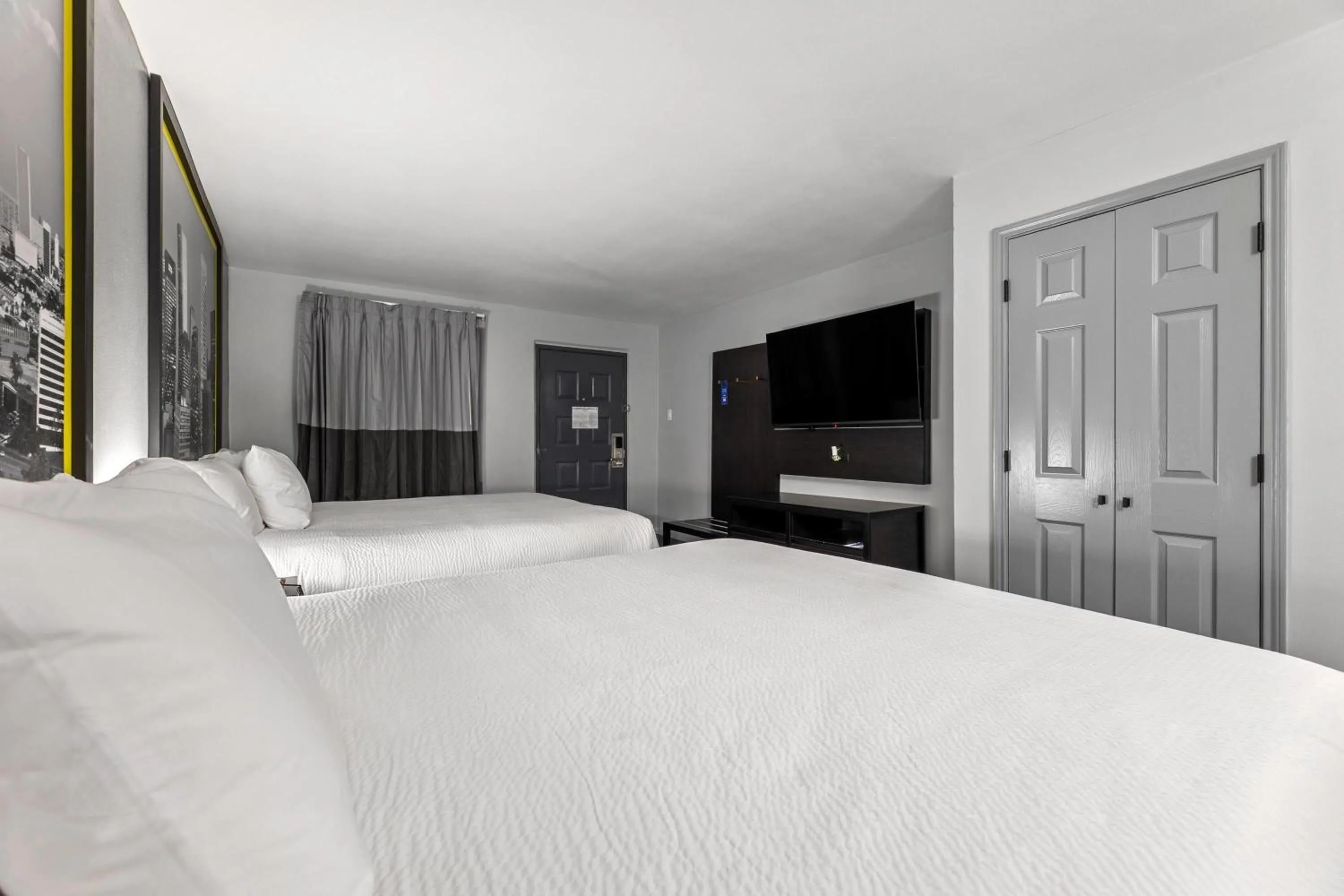 Photo of the whole room, Bed in Days Inn & Suites by Wyndham Texas City