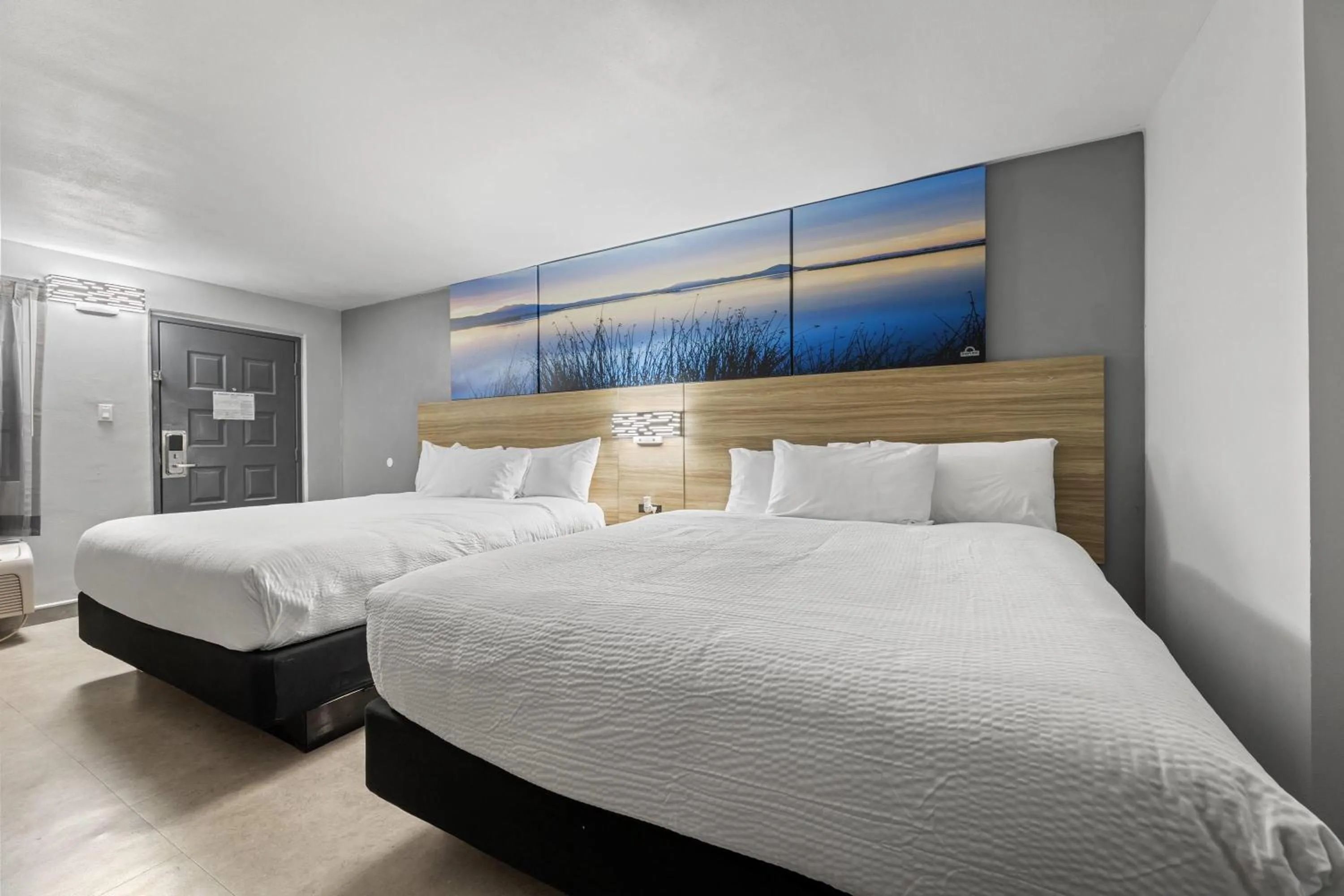 Photo of the whole room, Bed in Days Inn & Suites by Wyndham Texas City