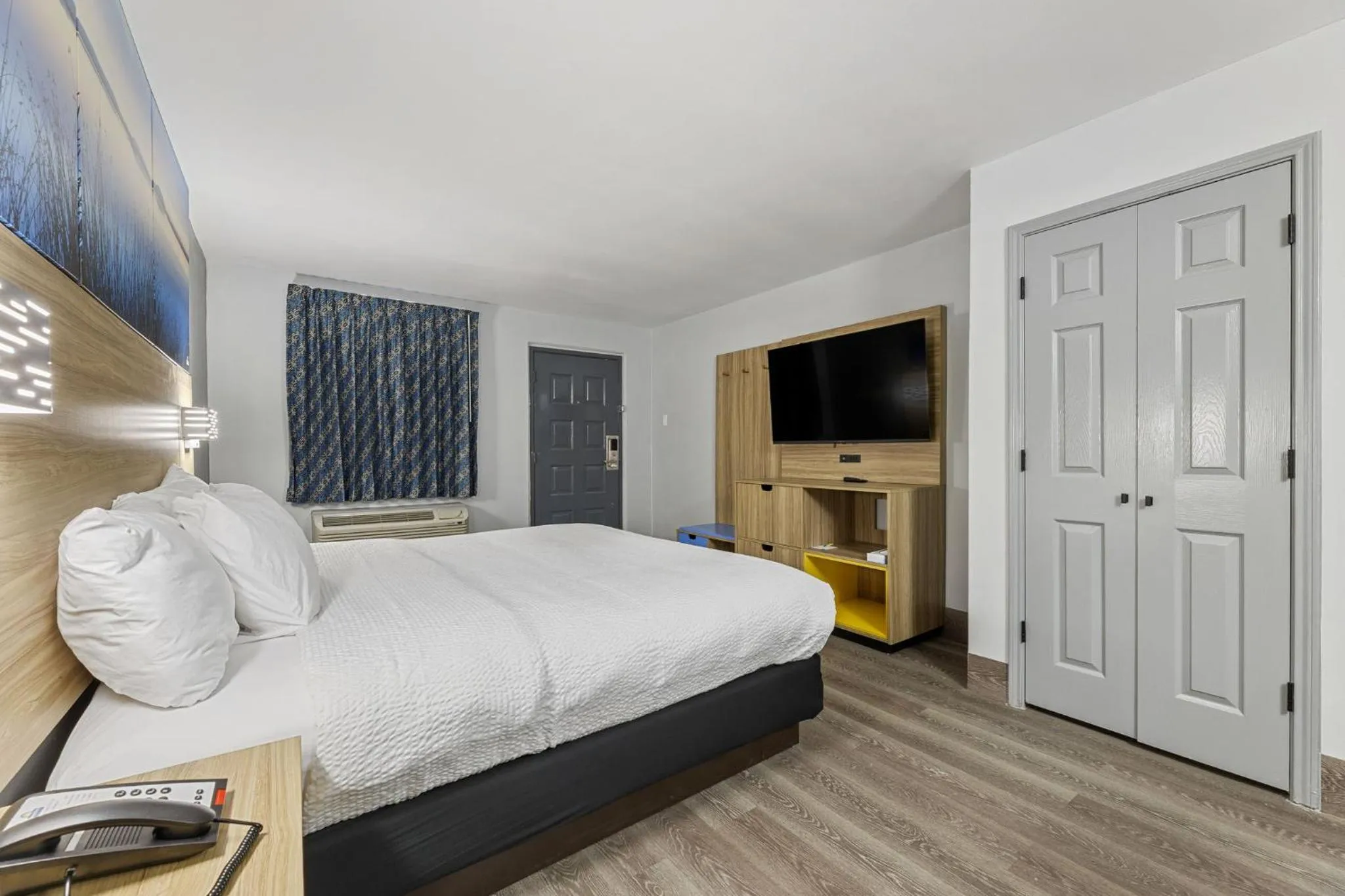 Bed in Days Inn & Suites by Wyndham Texas City