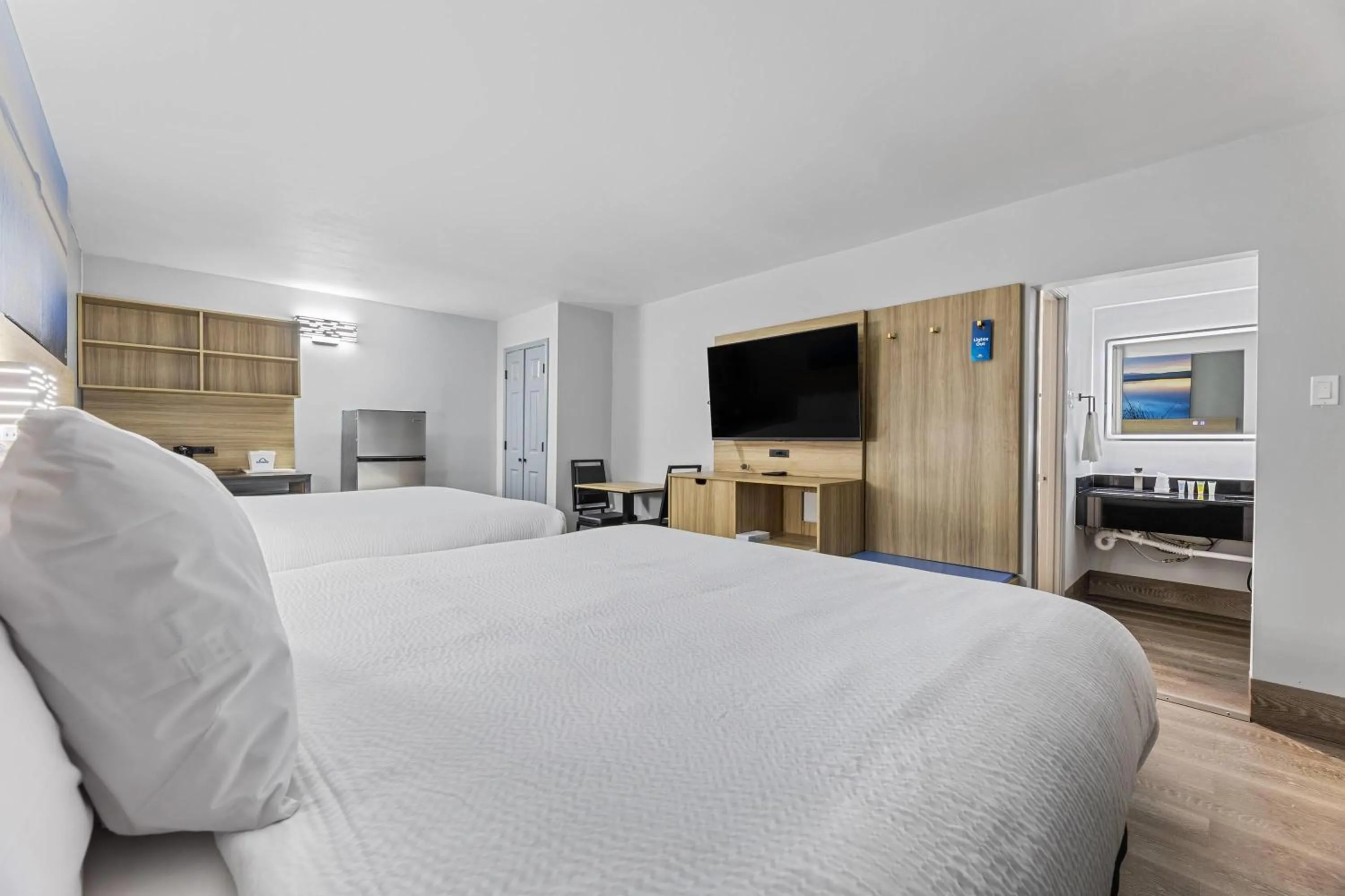 Photo of the whole room, Bed in Days Inn & Suites by Wyndham Texas City