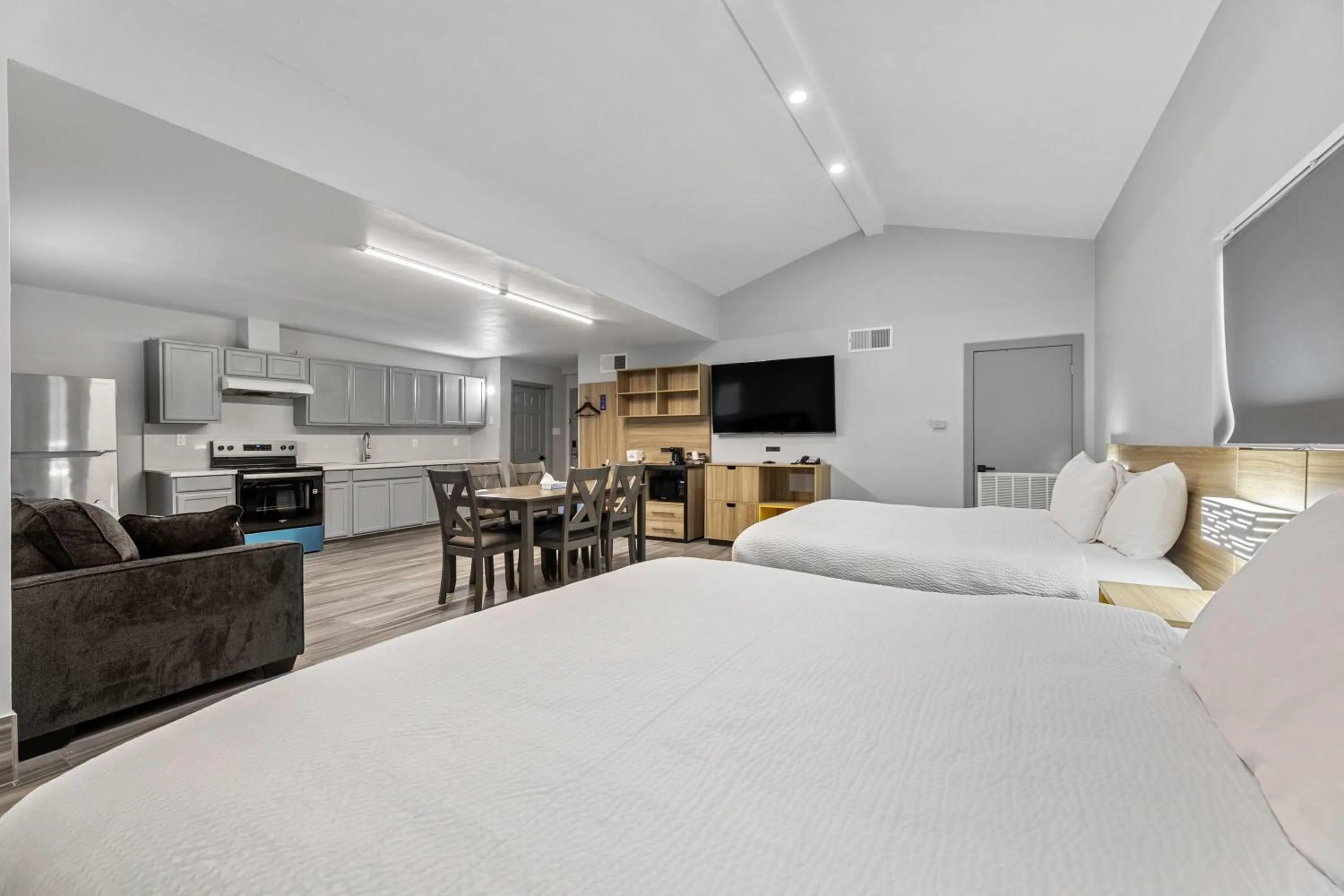 Photo of the whole room, Bed in Days Inn & Suites by Wyndham Texas City