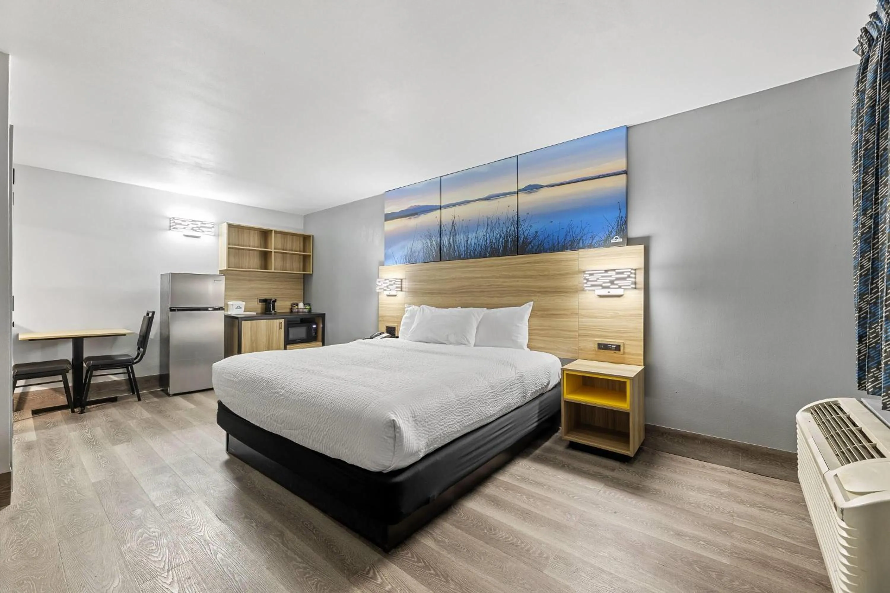 Photo of the whole room, Bed in Days Inn & Suites by Wyndham Texas City