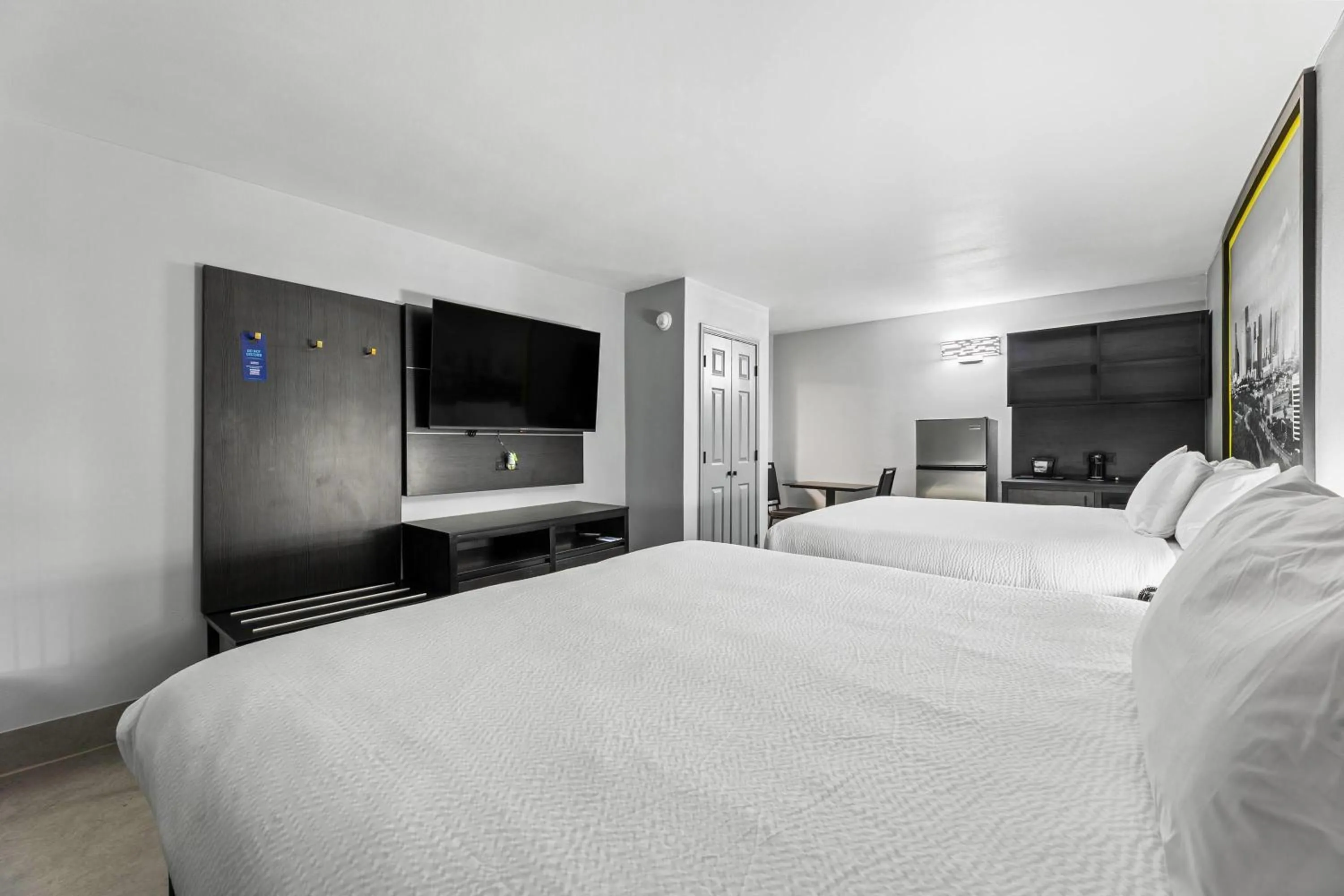 Photo of the whole room, Bed in Days Inn & Suites by Wyndham Texas City