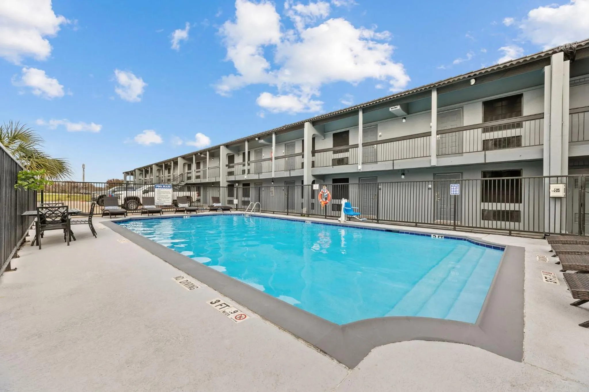 Days Inn & Suites by Wyndham Texas City