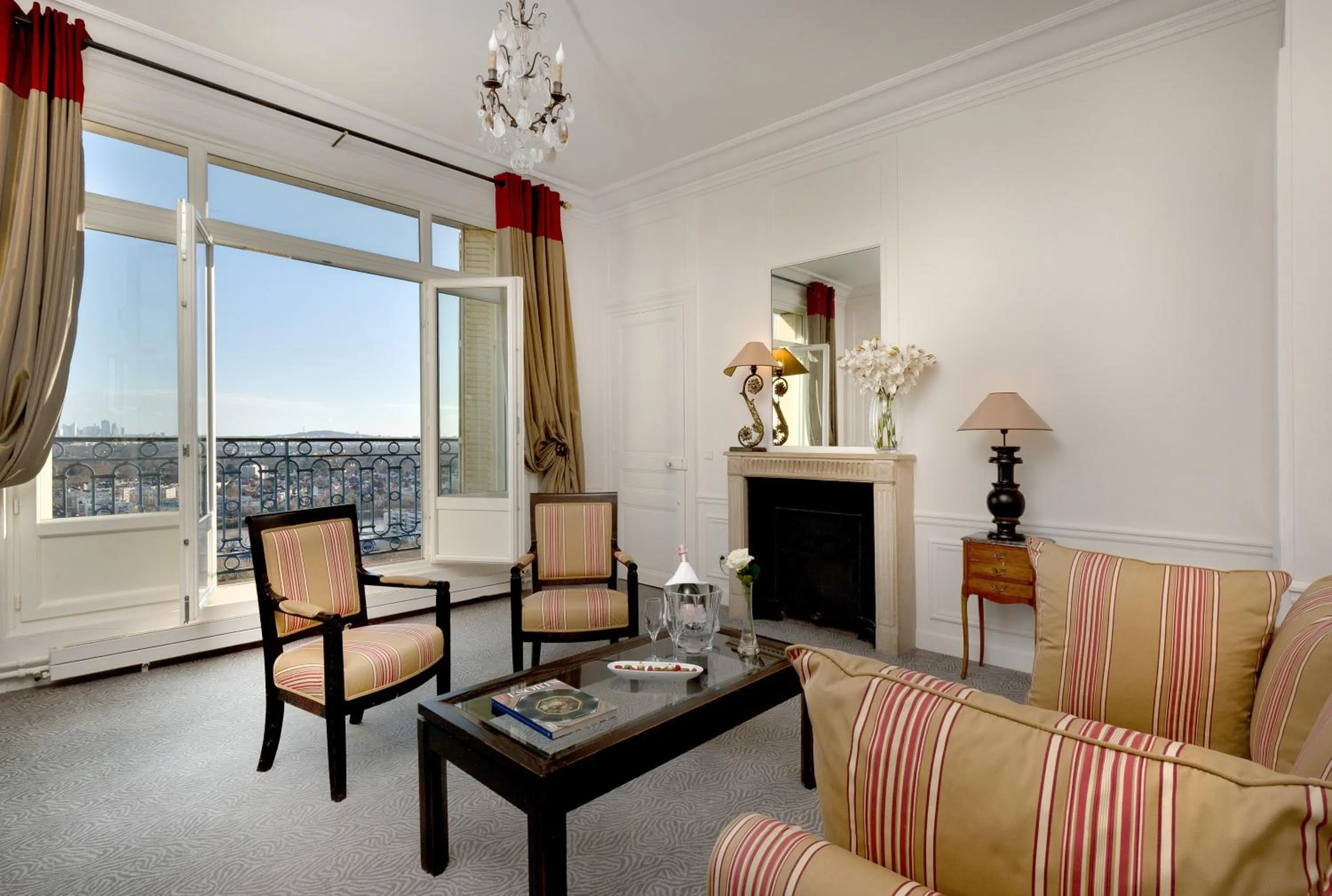 Pavillon Henri IV Hotel Restaurant Gastronomique Terrasse