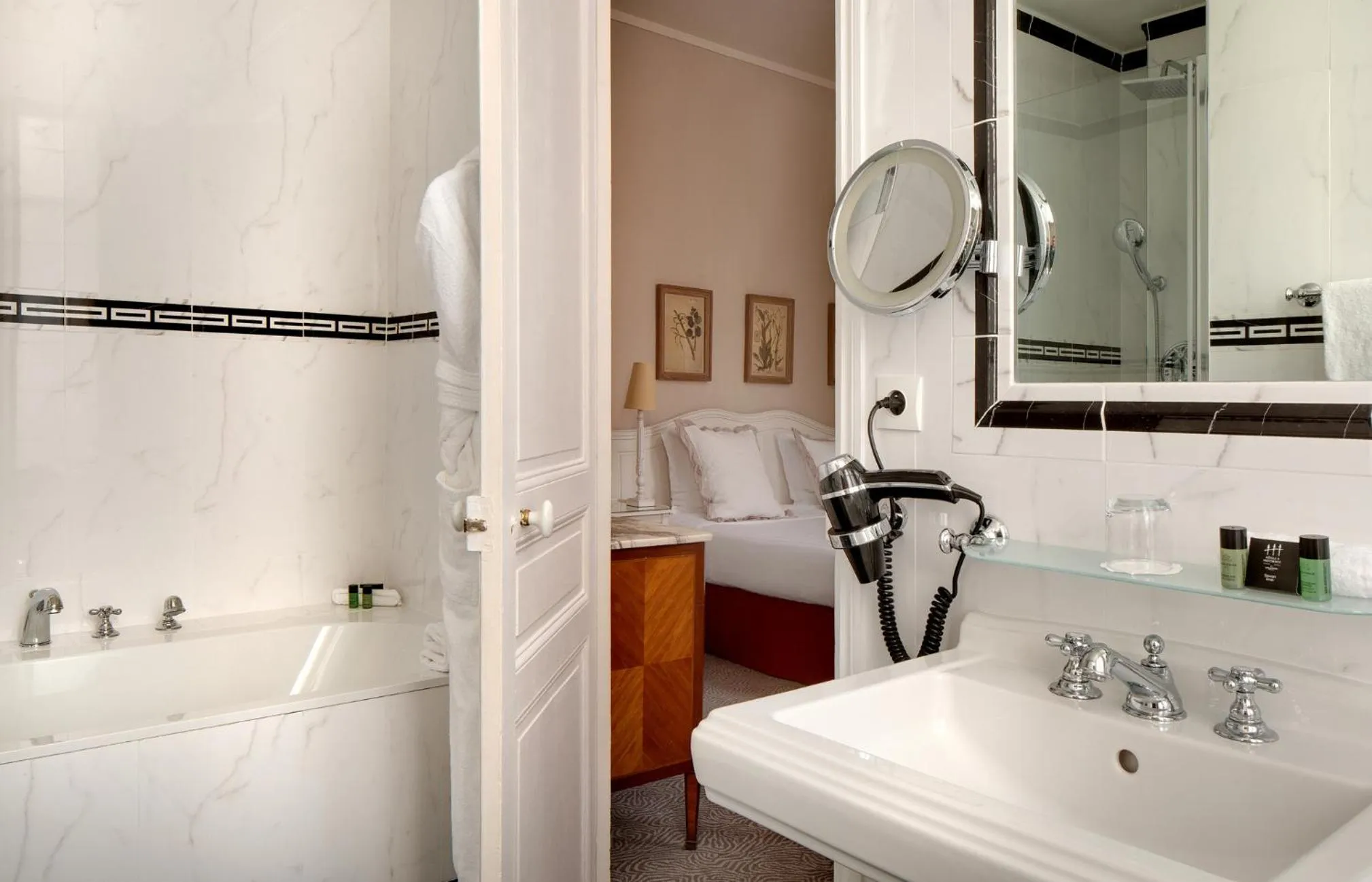 Pavillon Henri IV Hotel Restaurant Gastronomique Terrasse