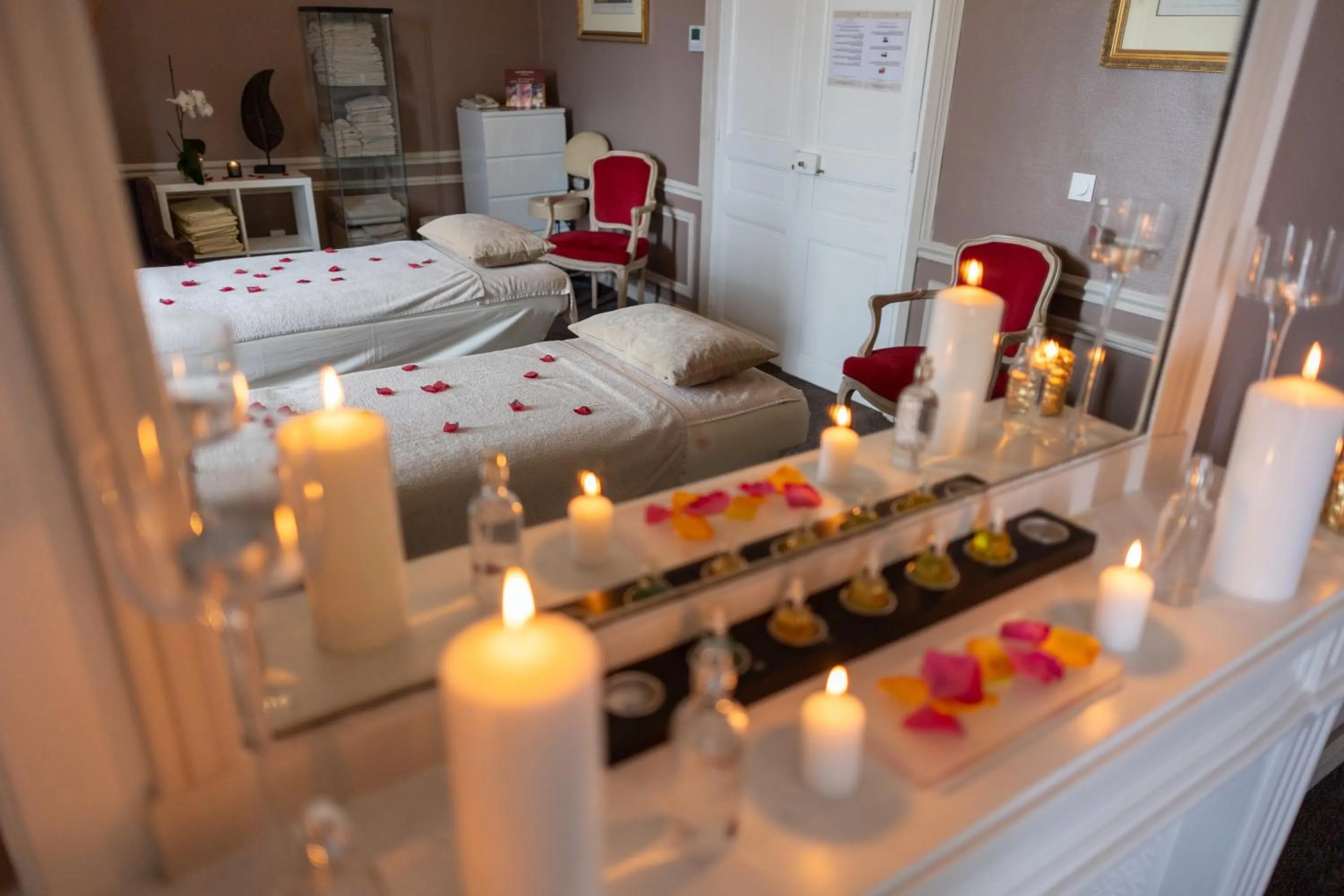 Massage, Bed in Pavillon Henri IV Hotel Restaurant Gastronomique Terrasse