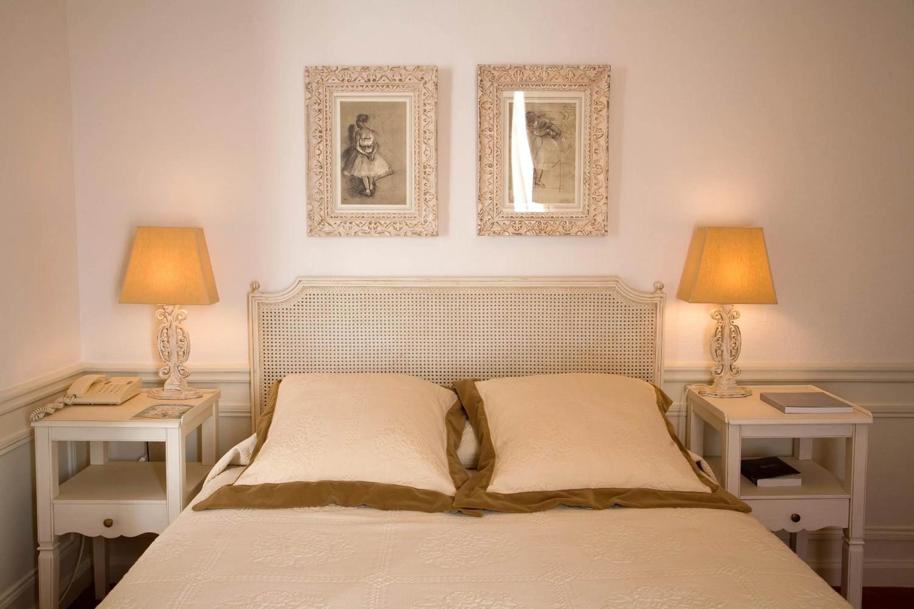 Bed in Pavillon Henri IV Hotel Restaurant Gastronomique Terrasse