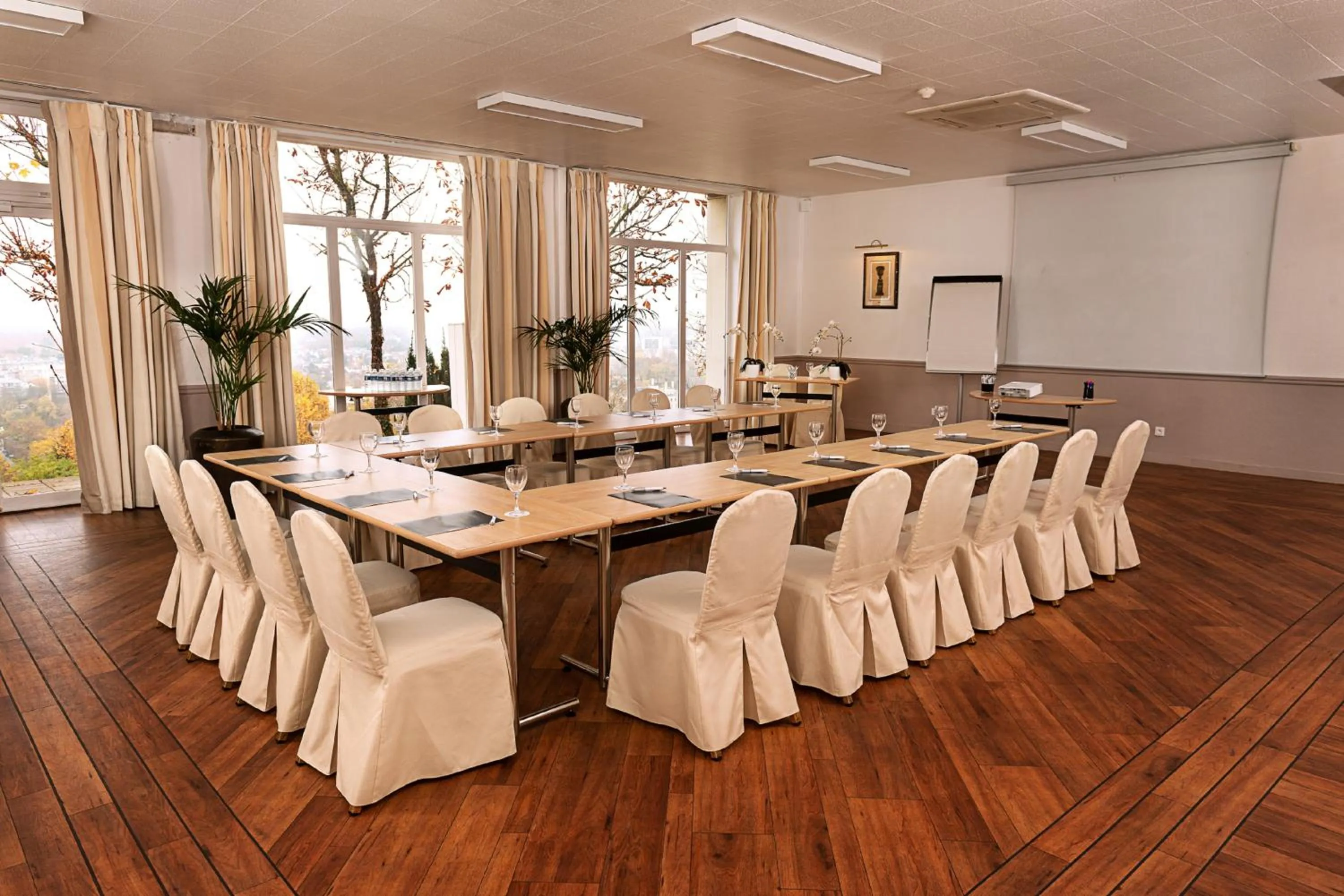 Business facilities in Pavillon Henri IV Hotel Restaurant Gastronomique Terrasse