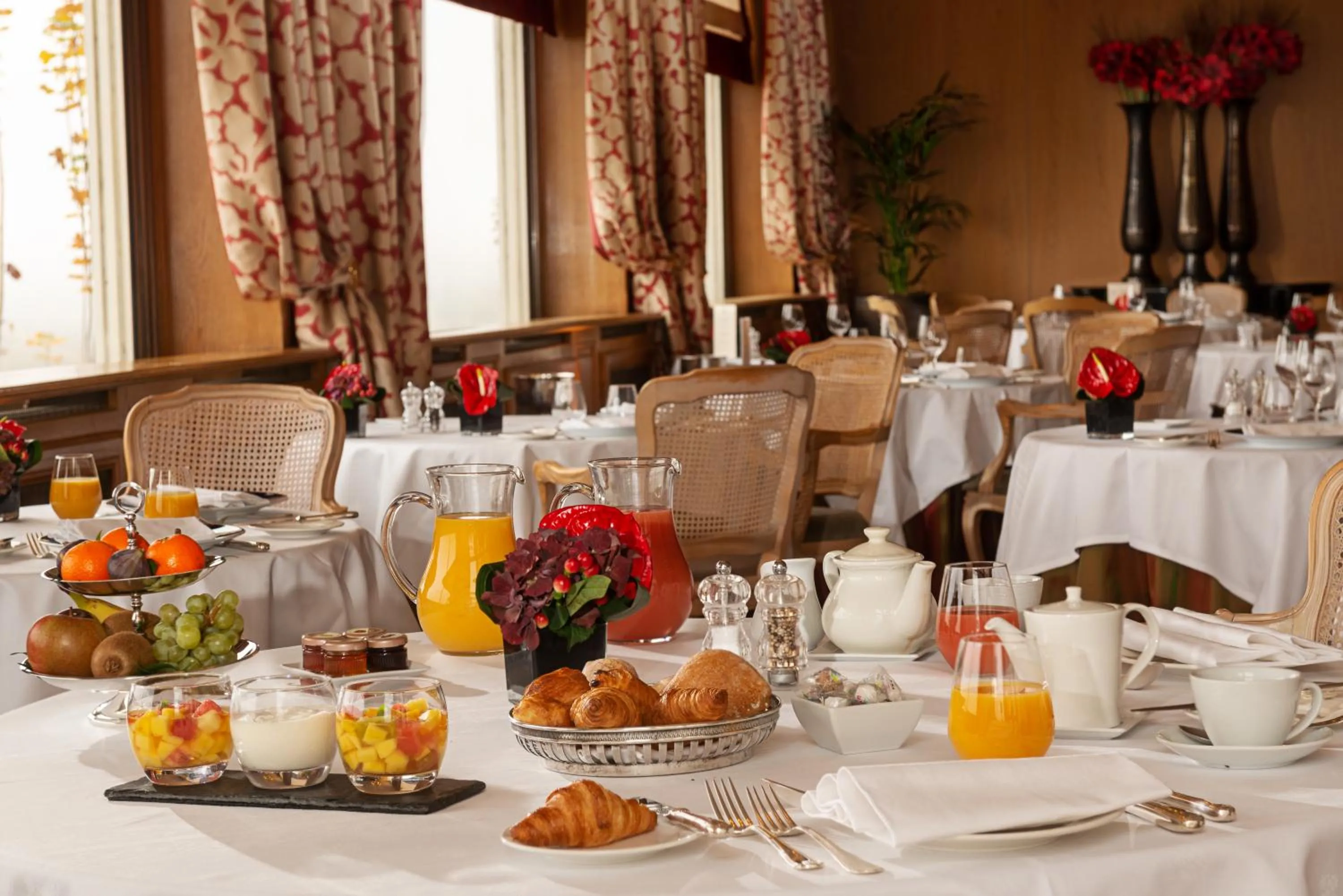 Breakfast in Pavillon Henri IV Hotel Restaurant Gastronomique Terrasse