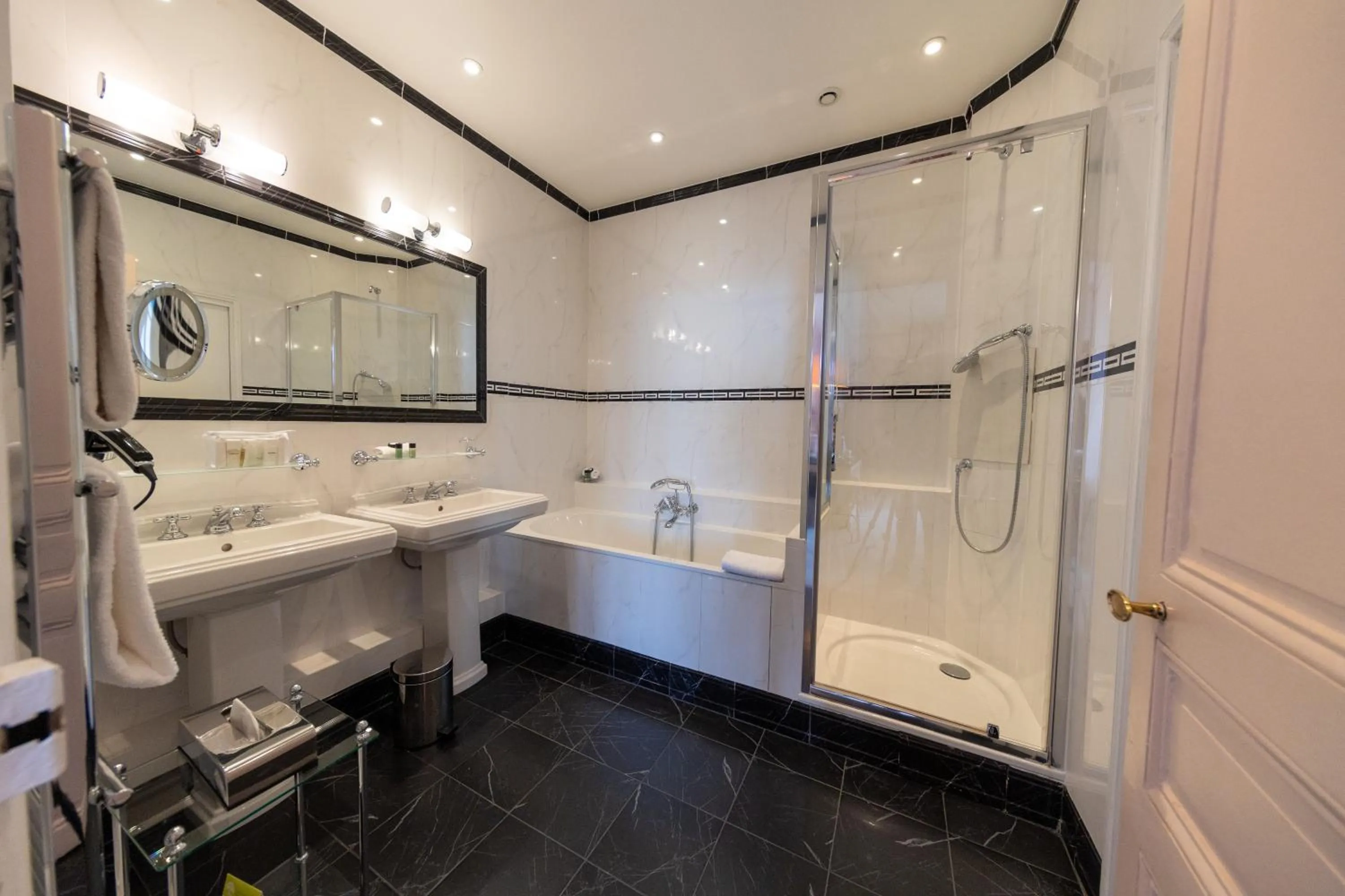 Pavillon Henri IV Hotel Restaurant Gastronomique Terrasse