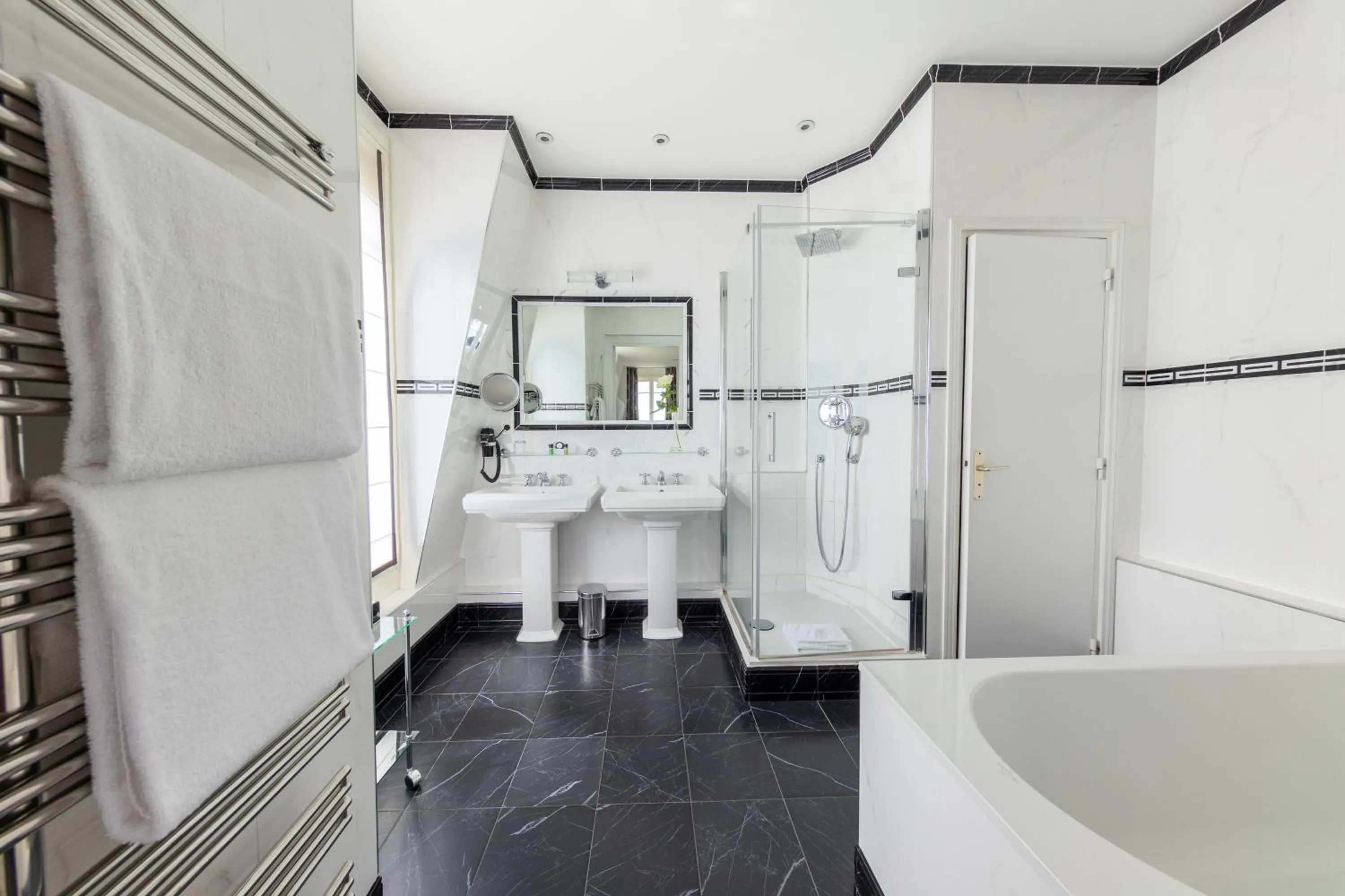 Pavillon Henri IV Hotel Restaurant Gastronomique Terrasse