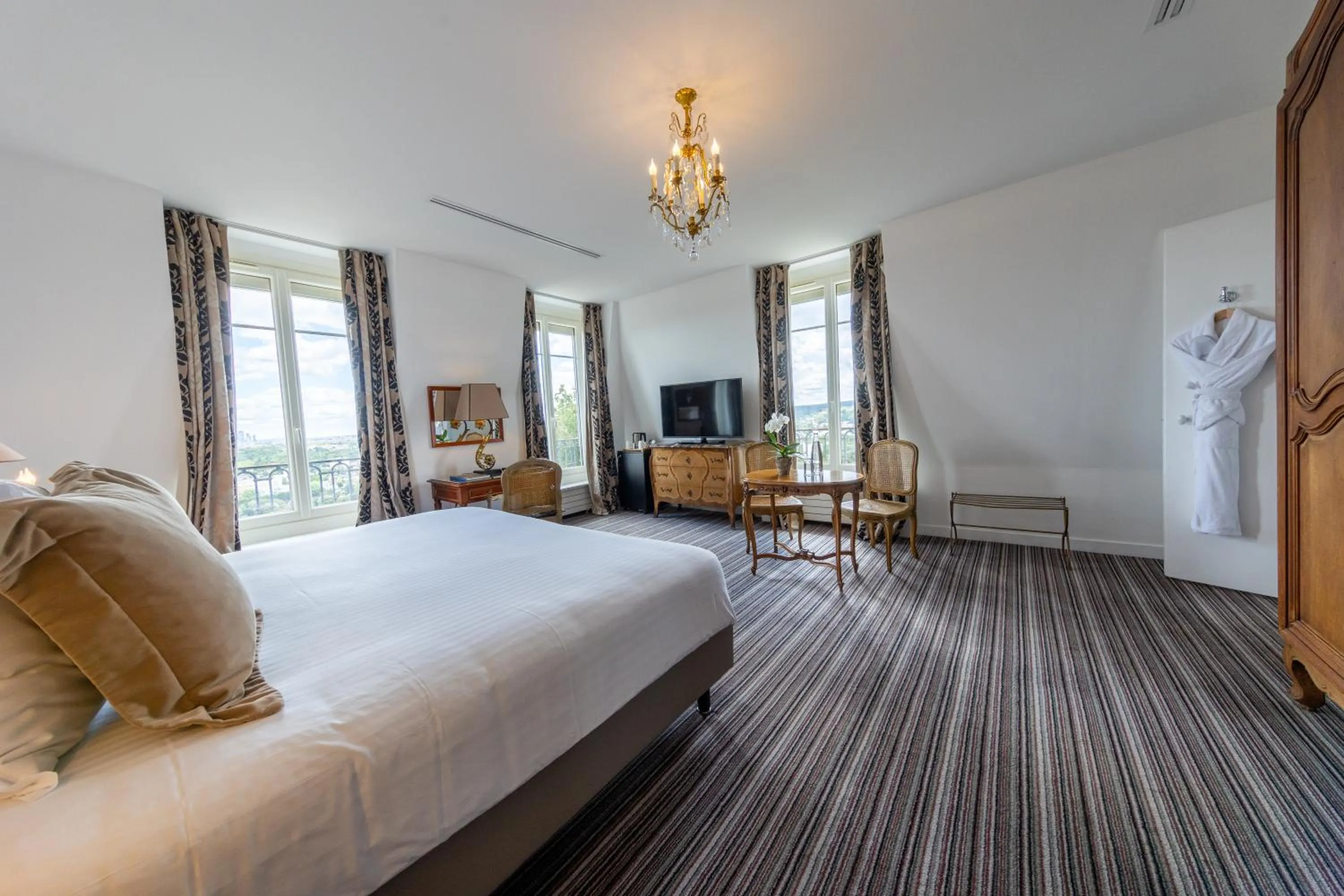 Bedroom, Bed in Pavillon Henri IV Hotel Restaurant Gastronomique Terrasse