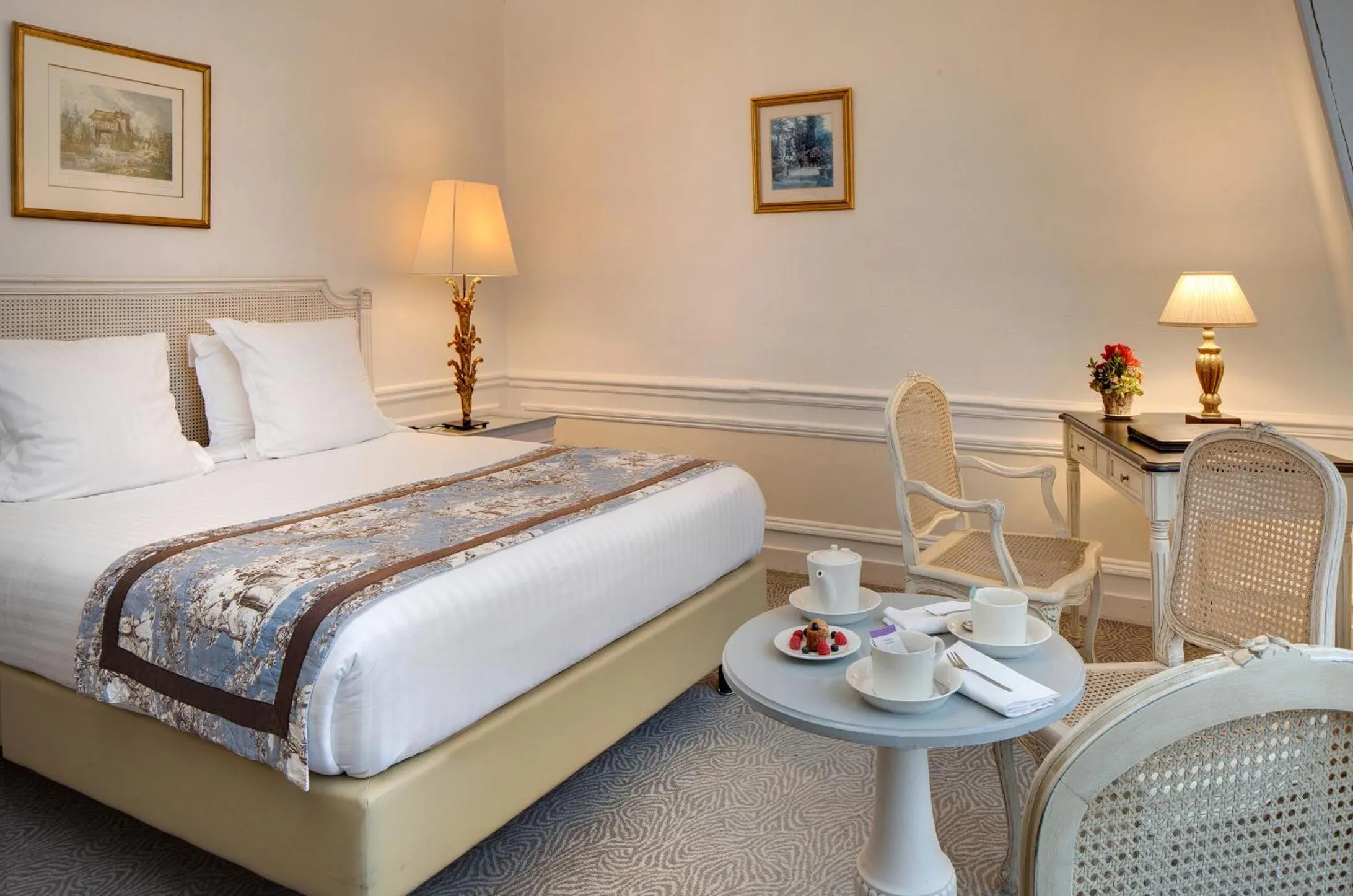 Bed in Pavillon Henri IV Hotel Restaurant Gastronomique Terrasse