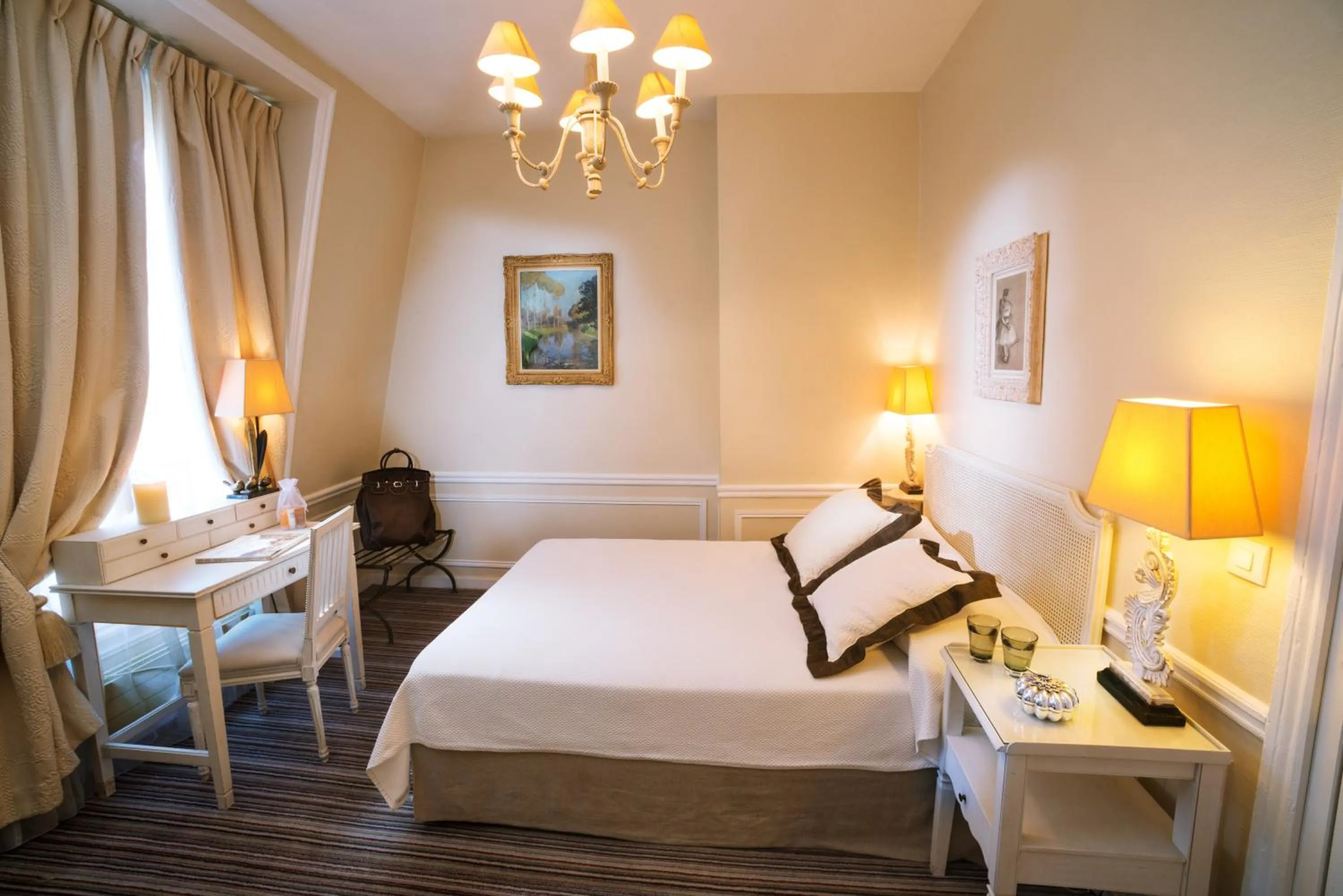 Photo of the whole room, Bed in Pavillon Henri IV Hotel Restaurant Gastronomique Terrasse